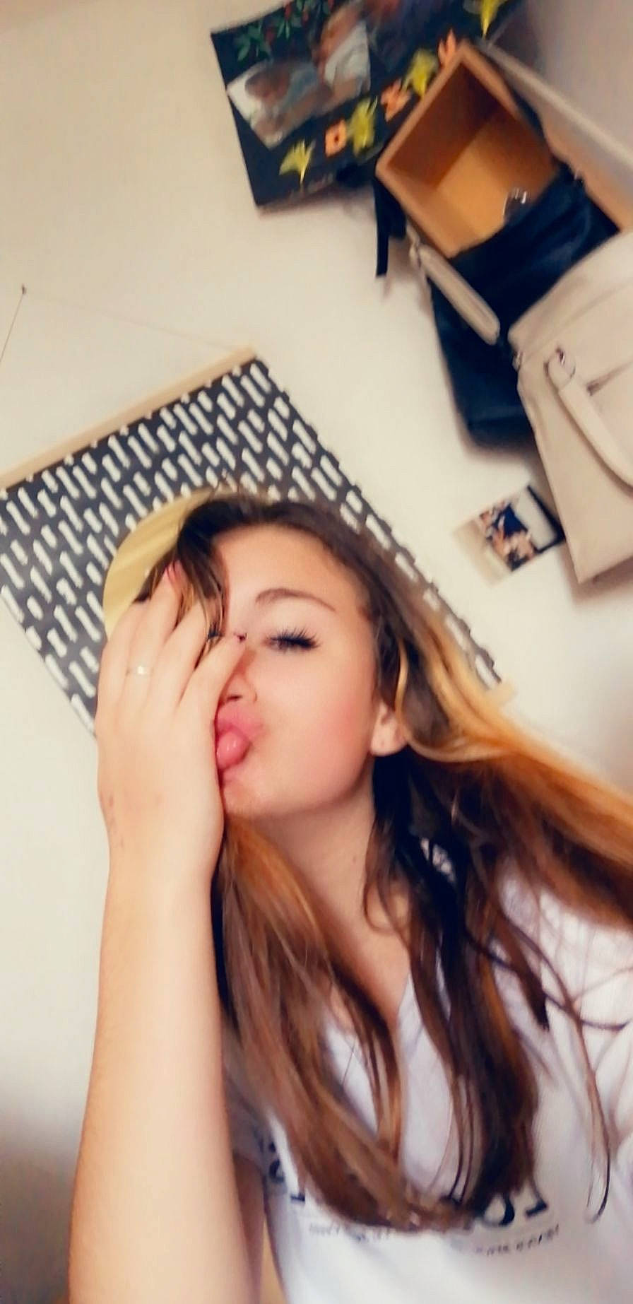 Oceane a rejoint le concours — aidez-le/la à gagner de superbes lots ! beauty, black_hair, brown_hair, cheek, cool, eye, eyebrow, face, forehead, hair, hairstyle, hand, lip, long_hair, mouth, neck, nose, person, photography, selfie