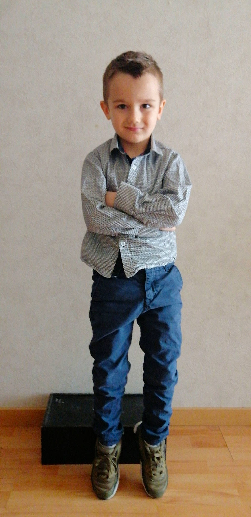 Enzo a rejoint le concours — aidez-le/la à gagner de superbes lots ! child, child_model, clothing, denim, footwear, jeans, leg, male, outerwear, person, pocket, shirt, sleeve, standing, t_shirt, toddler, trousers