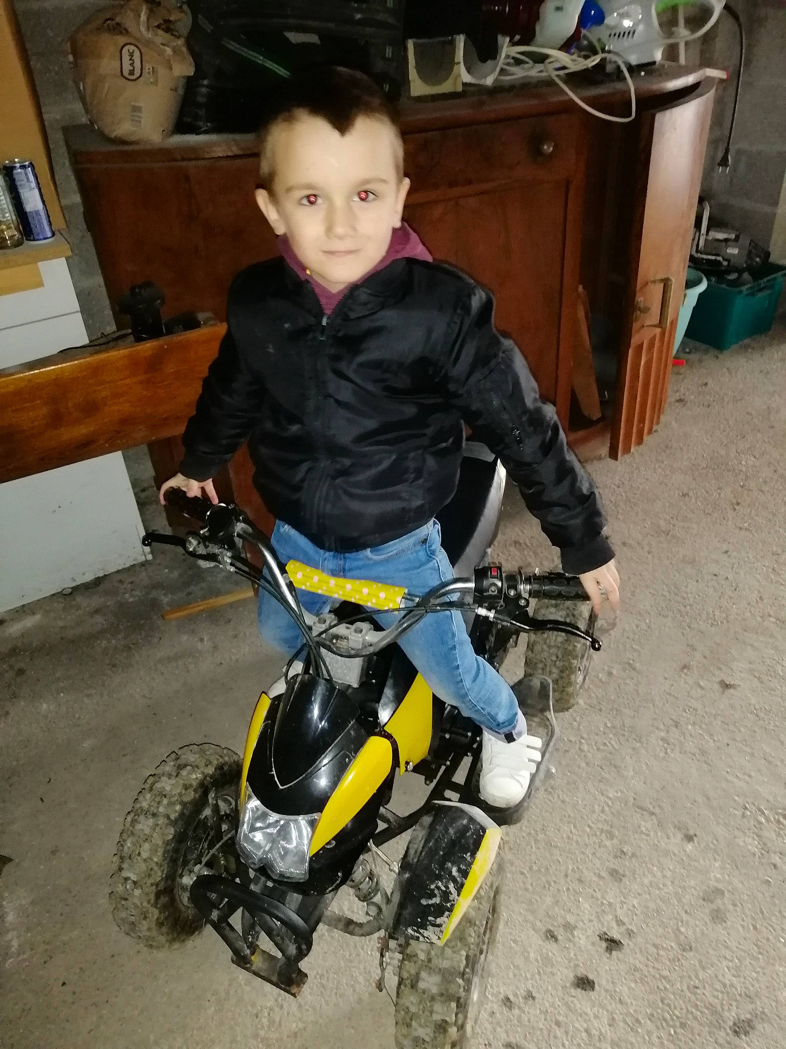 Enzo participe au concours pour gagner de l'argent avec cette photo : person, vehicle