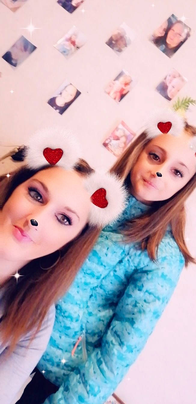 Manon a rejoint le concours — aidez-le/la à gagner de superbes lots ! beauty, black_hair, cheek, ear, eye, eyebrow, eyelash, face, forehead, hair, head, lip, long_hair, mouth, nose, person, photography, pink, selfie, skin