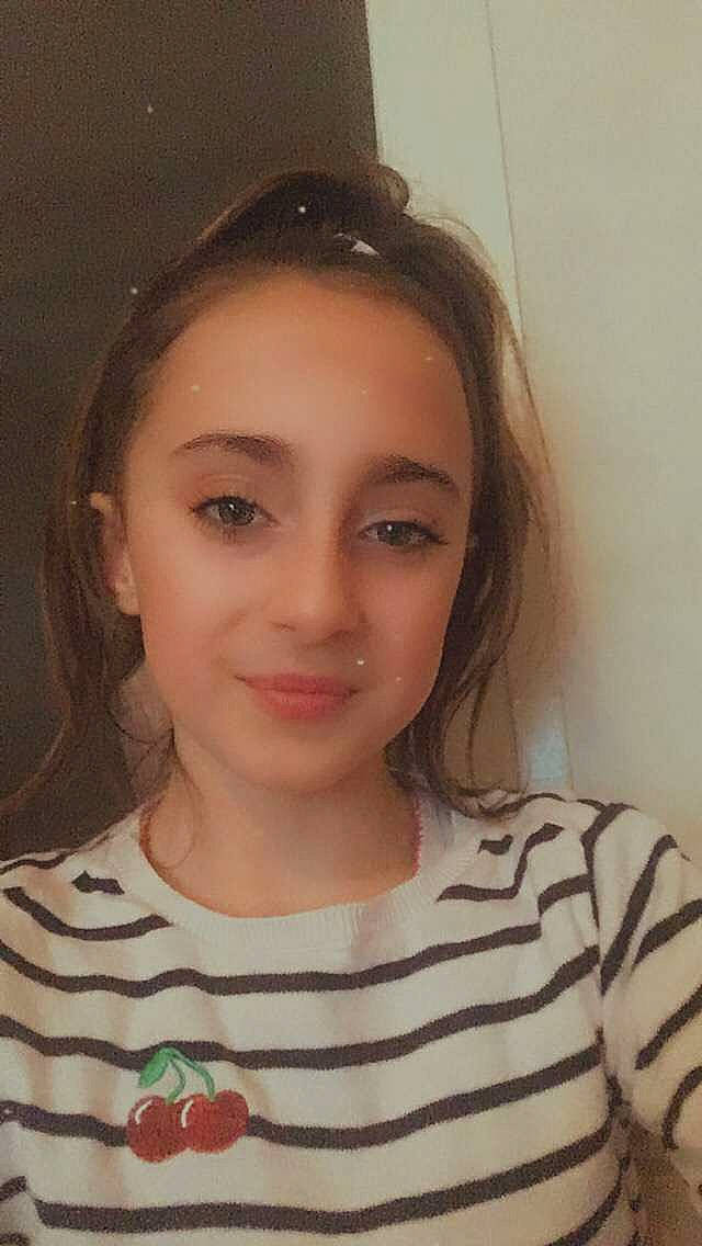 Manon a rejoint le concours — aidez-le/la à gagner de superbes lots ! beauty, black_hair, brown_hair, cheek, chin, eye, eyebrow, eyelash, face, forehead, hair, hairstyle, head, jaw, lip, long_hair, nose, person, selfie, smile