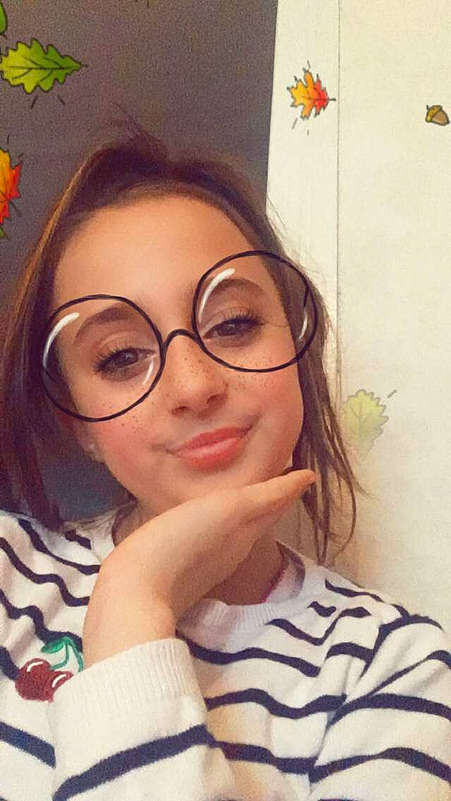 Manon participe au concours pour gagner de l'argent avec cette photo : eyebrow, eyewear, face, forehead, glasses, hair, happy, lip, nose, person, photography, selfie, skin, smile, vision_care