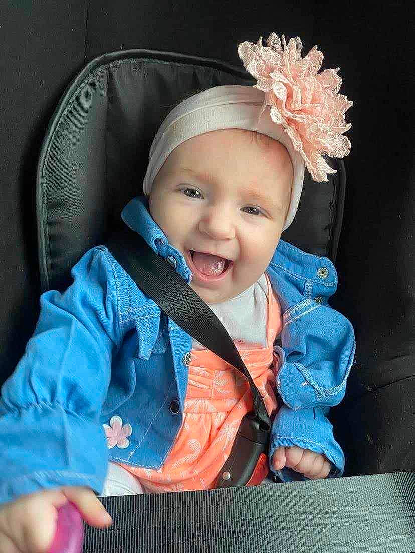 Kessy a rejoint le concours — aidez-le/la à gagner de superbes lots ! baby, baby_products, baby_toddler_clothing, cap, child, comfort, costume_hat, electric_blue, facial_expression, fashion_accessory, finger, flash_photography, happy, headband, headpiece, headwear, iris, person, skin, sleeve