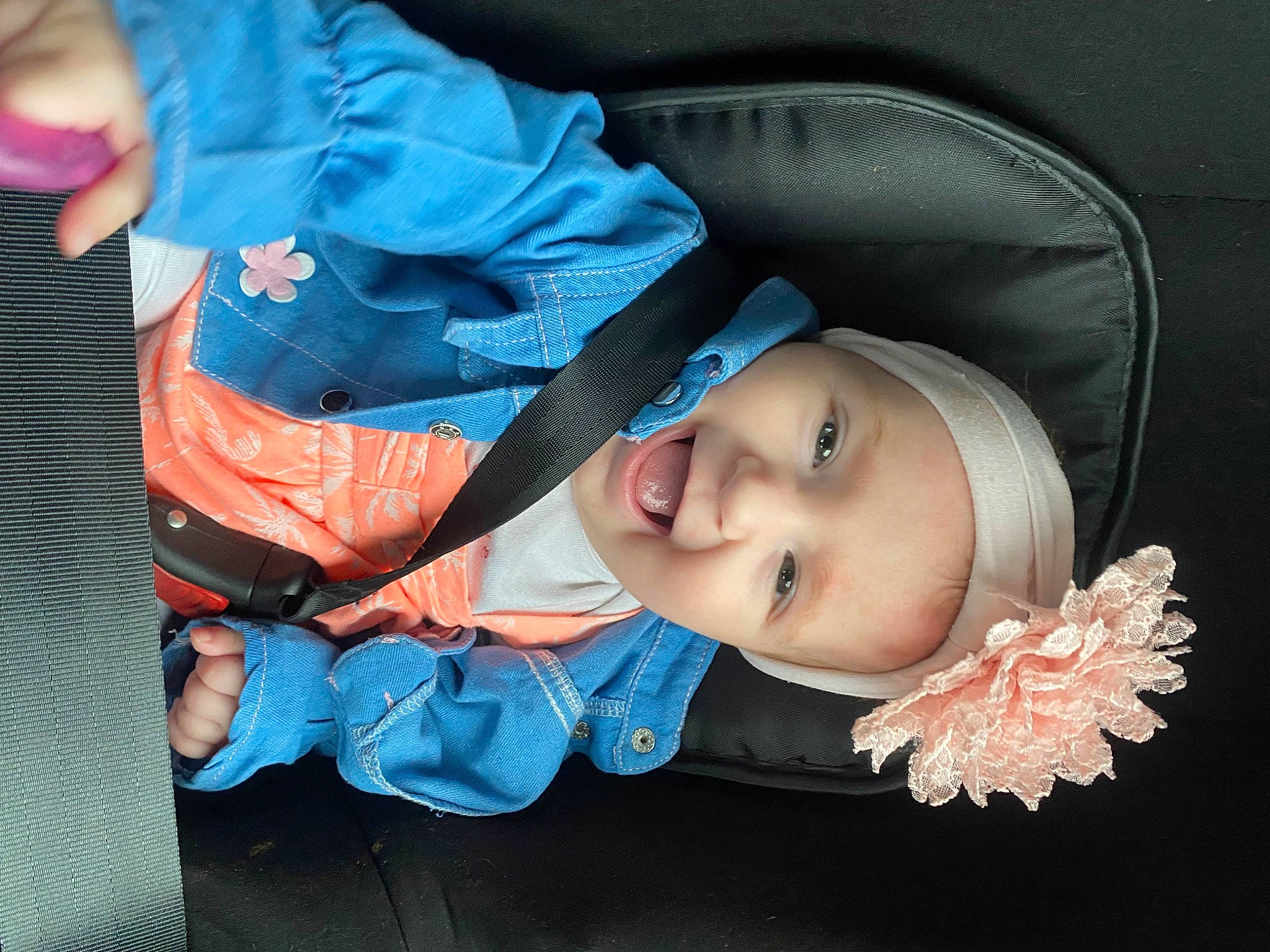 Kessy participe au concours pour gagner de l'argent avec cette photo : baby, baby_carriage, baby_products, baby_toddler_clothing, car_seat, cheek, child, comfort, electric_blue, eye, flash_photography, headwear, human, mouth, nail, pattern, person, skin, sleeve, smile