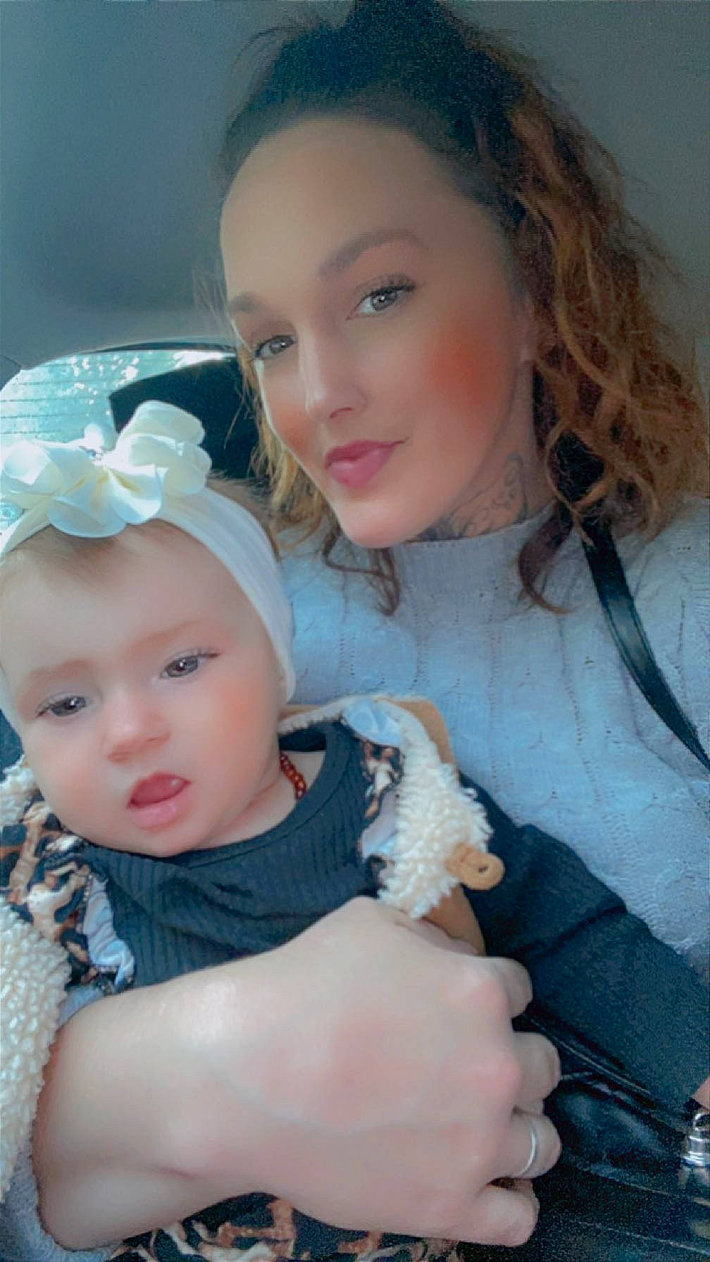 Kessy a rejoint le concours — aidez-le/la à gagner de superbes lots ! baby, baby_toddler_clothing, beauty, blond, cap, child, eye, eyebrow, flash_photography, hairstyle, happy, hat, headgear, iris, jewellery, lip, organ, person, pink, skin