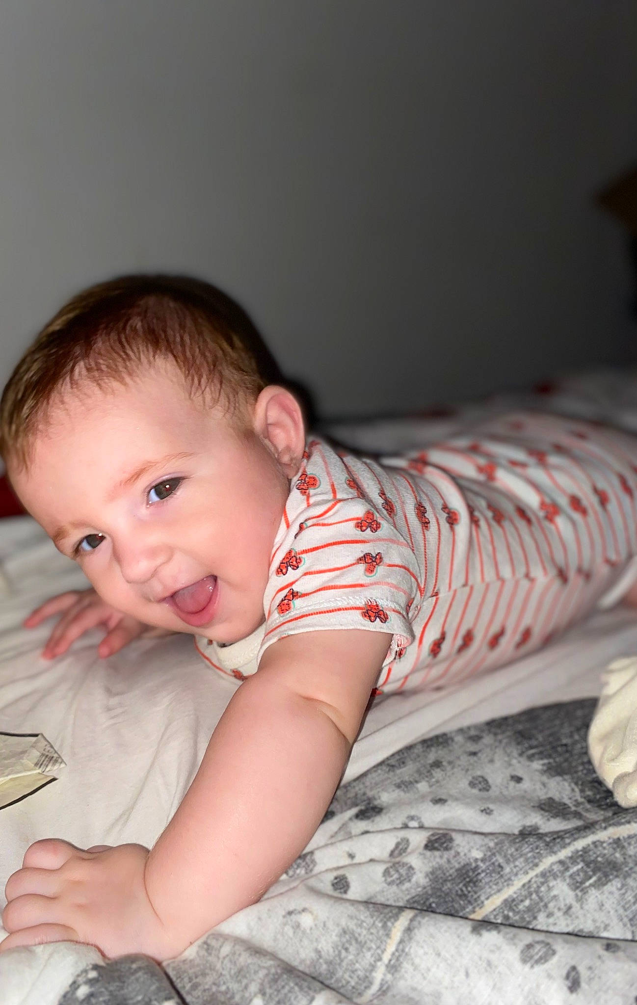 Kessy participe au concours pour gagner de l'argent avec cette photo : baby, baby_toddler_clothing, cheek, child, comfort, finger, flash_photography, floor, flooring, happy, human_body, linens, nose, pattern, person, sitting, skin, sleeve, smile, toddler