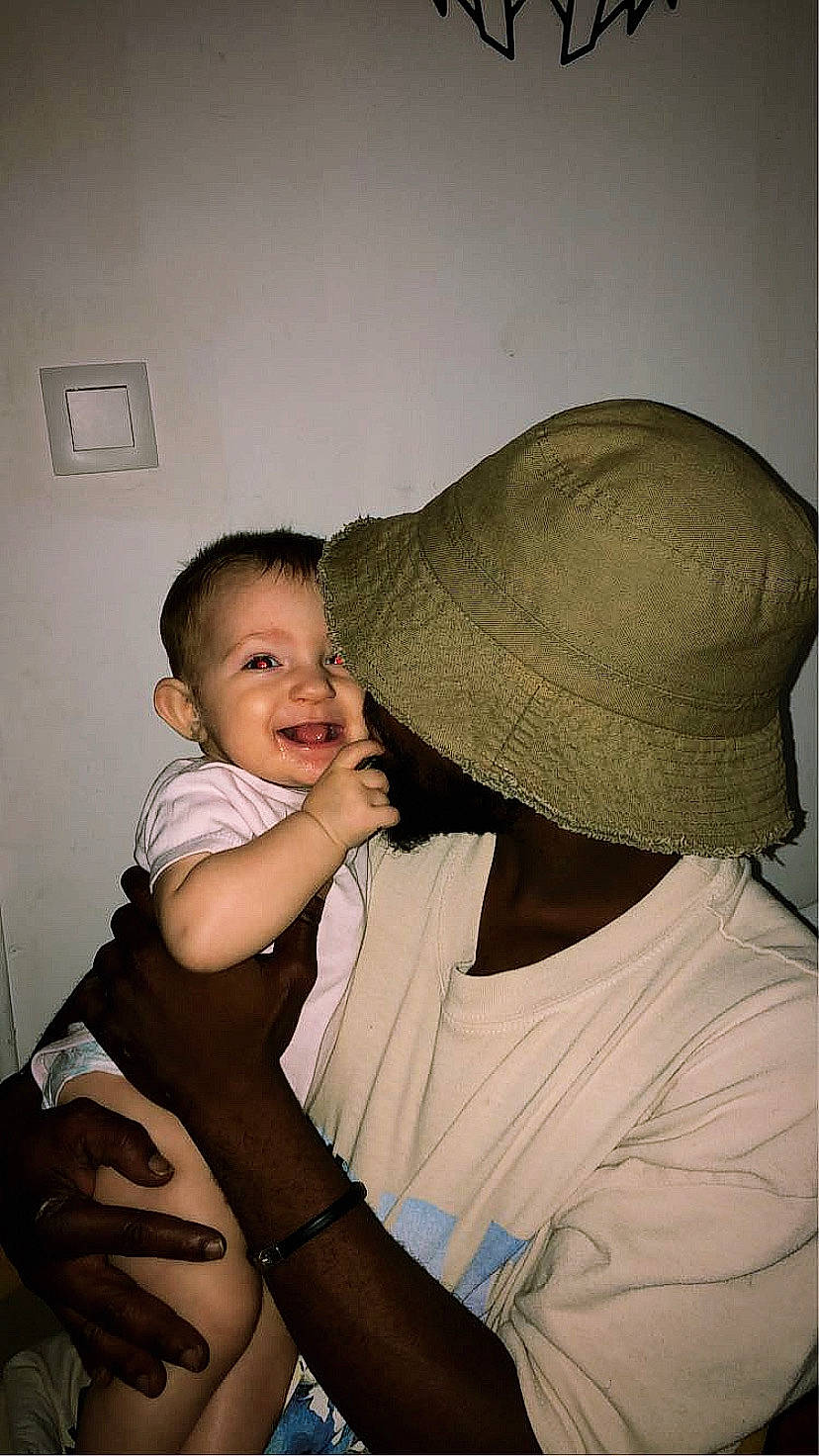 Kessy a rejoint le concours — aidez-le/la à gagner de superbes lots ! abdomen, baby, cap, chest, child, comfort, elbow, fashion_accessory, flash_photography, gesture, happy, knee, person, shoulder, sitting, sleeve, smile, t_shirt, thigh, toddler