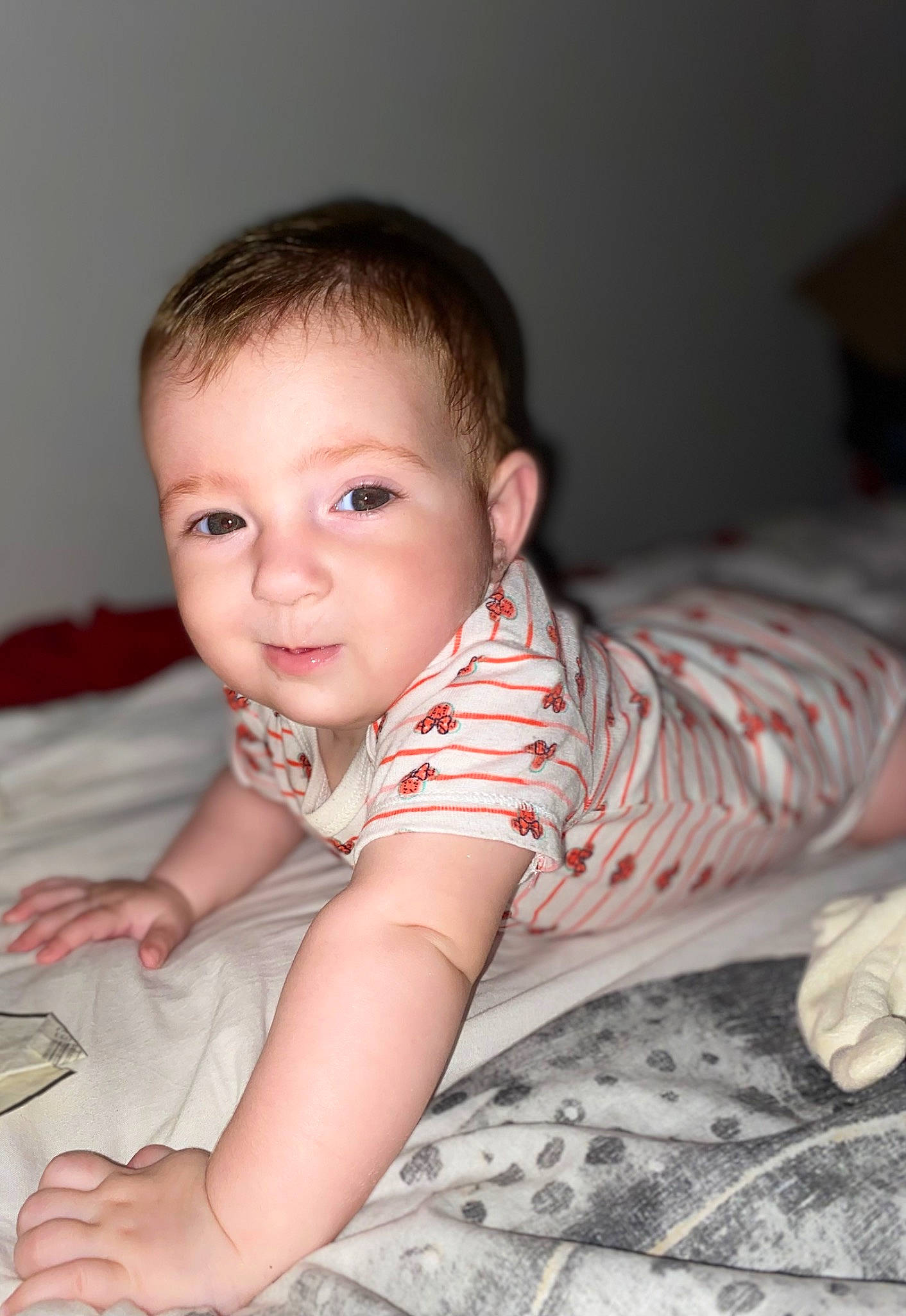 Kessy a rejoint le concours — aidez-le/la à gagner de superbes lots ! baby_toddler_clothing, cheek, child, chin, collar, comfort, finger, flash_photography, flooring, hand, happy, iris, nose, pattern, person, sitting, skin, sleeve, smile, toddler