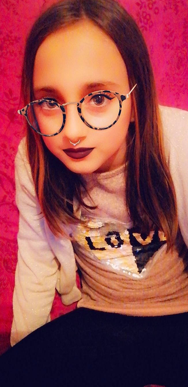 Manon participe au concours pour gagner de l'argent avec cette photo : black_hair, brown_hair, cool, eyebrow, eyewear, face, forehead, glasses, hair, hair_coloring, lip, long_hair, nose, person, selfie, smile, vision_care