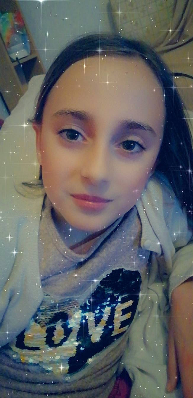 Manon participe au concours pour gagner de l'argent avec cette photo : beauty, black_hair, cheek, chin, eye, eyebrow, eyelash, face, forehead, hair, head, iris, lady, lip, long_hair, nose, person, photography, selfie, skin