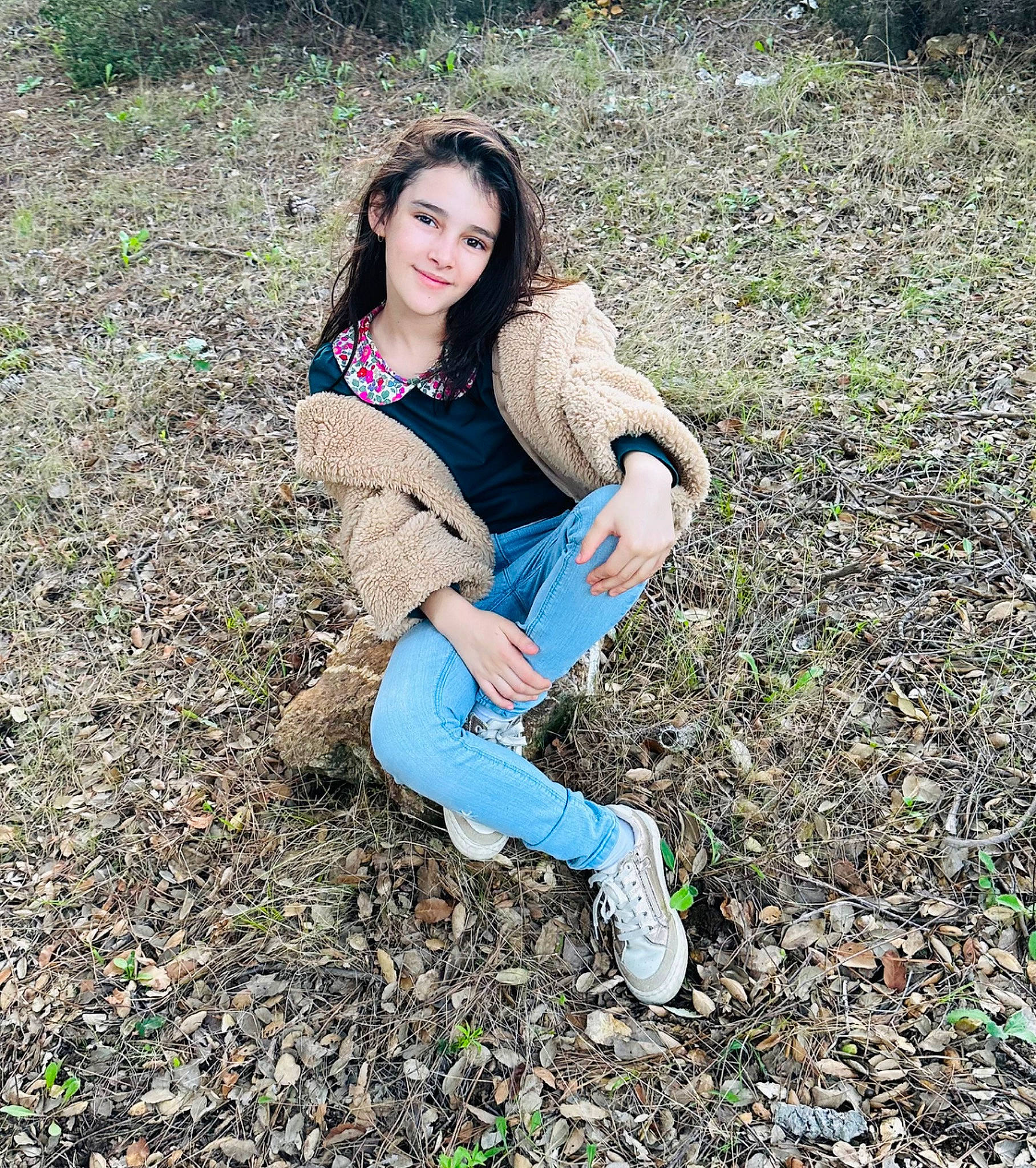 Laureanne participe au concours pour gagner de l'argent avec cette photo : black_hair, boot, botany, denim, flash_photography, grass, hair, happy, human_leg, joy, knee, leg, long_hair, nature, people_in_nature, person, plant, smile, sneakers, thigh