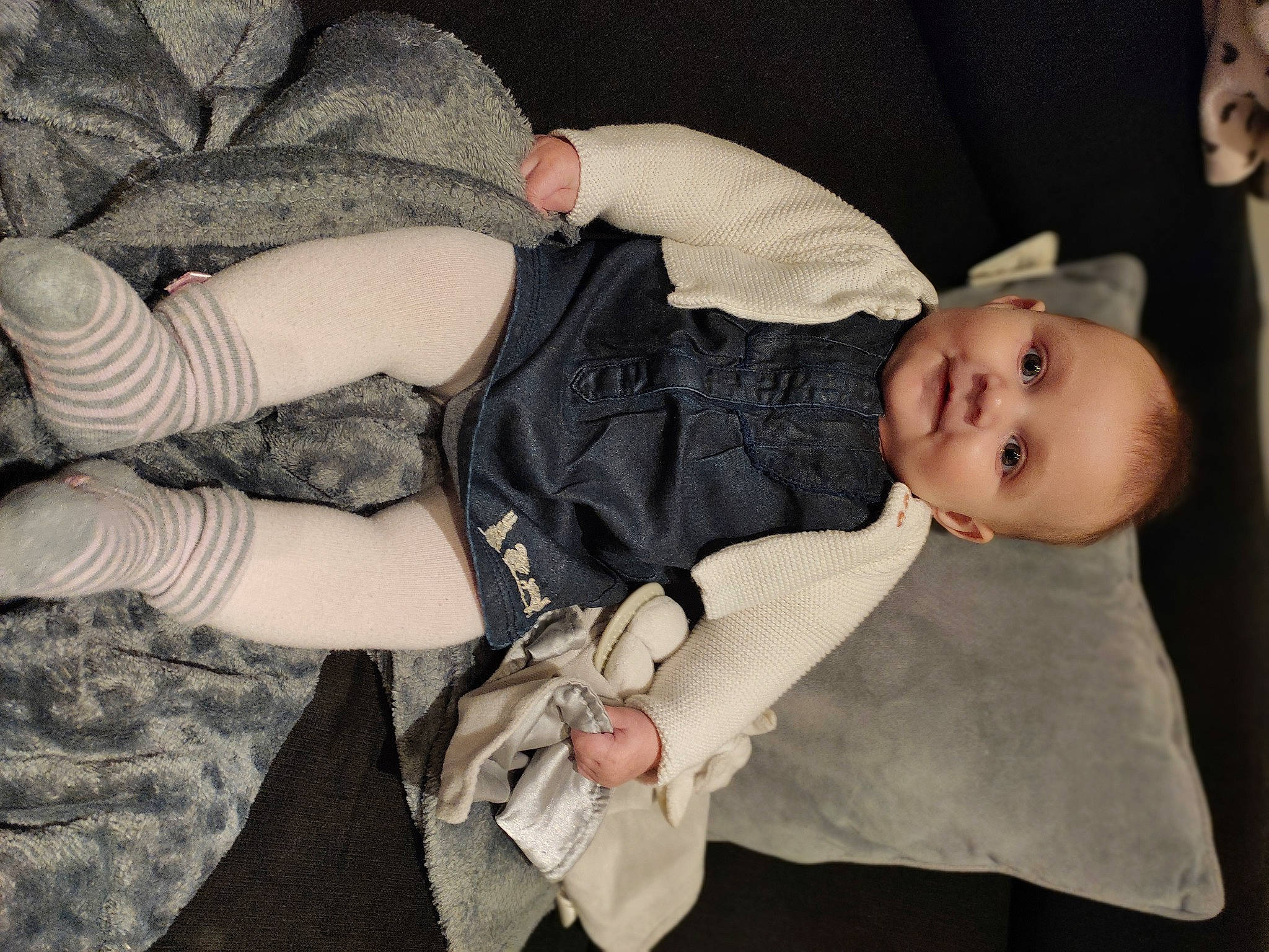 Shana a rejoint le concours — aidez-le/la à gagner de superbes lots ! arm, baby, baby_toddler_clothing, black, cheek, child, comfort, finger, fun, gesture, hand, joy, lap, leg, person, sitting, sleeve, smile, thumb, toddler