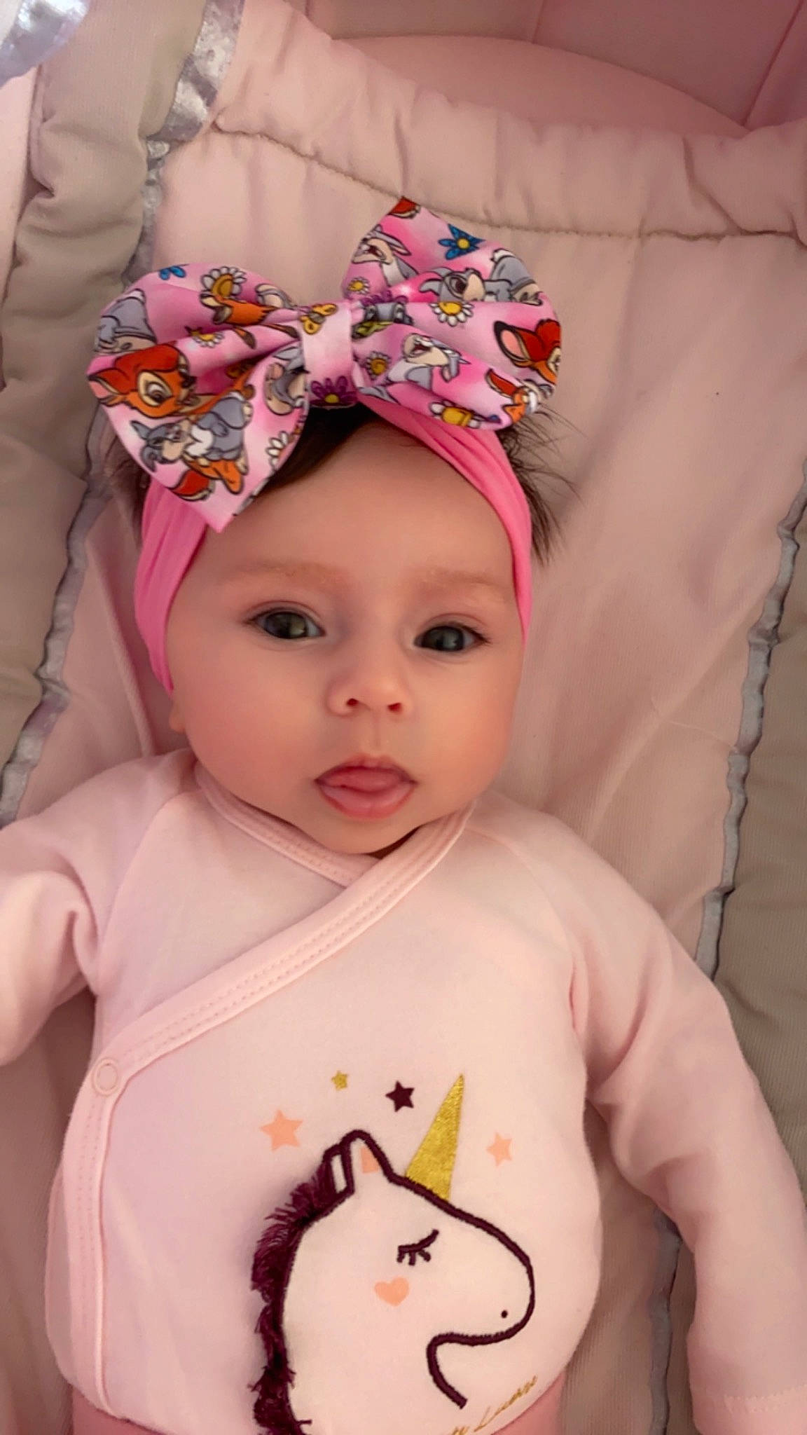 Kélÿa participe au concours pour gagner de l'argent avec cette photo : baby, baby_toddler_clothing, cap, cheek, child, cool, eyelash, face, facial_expression, fun, happy, headband, headgear, headwear, mammal, person, pink, skin, sleeve, textile