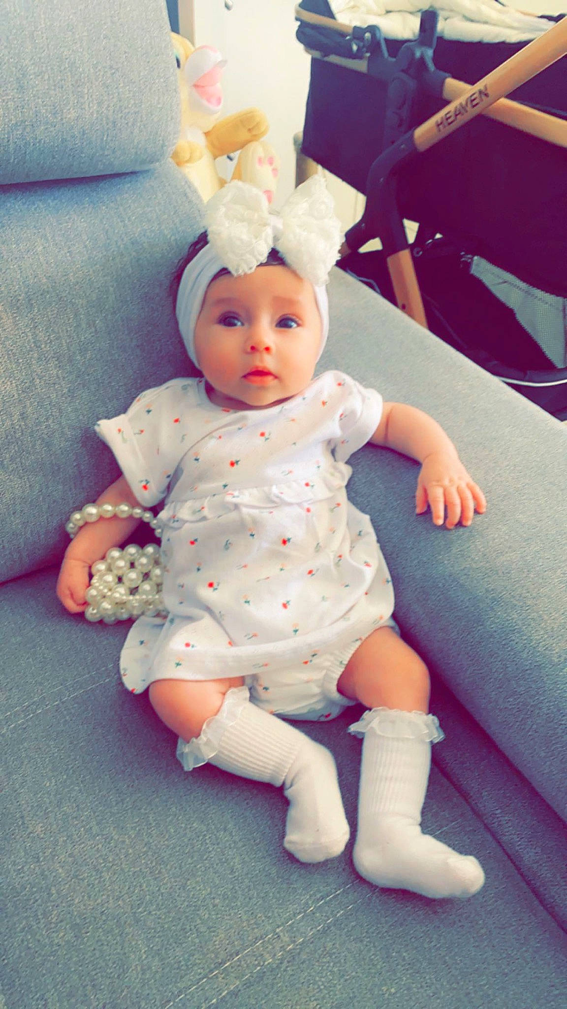 Kélÿa a rejoint le concours — aidez-le/la à gagner de superbes lots ! baby, baby_toddler_clothing, barefoot, chair, cheek, child, fashion_accessory, finger, foot, headwear, human_leg, iris, linens, pattern, person, purple, sitting, skin, sleeve, sock