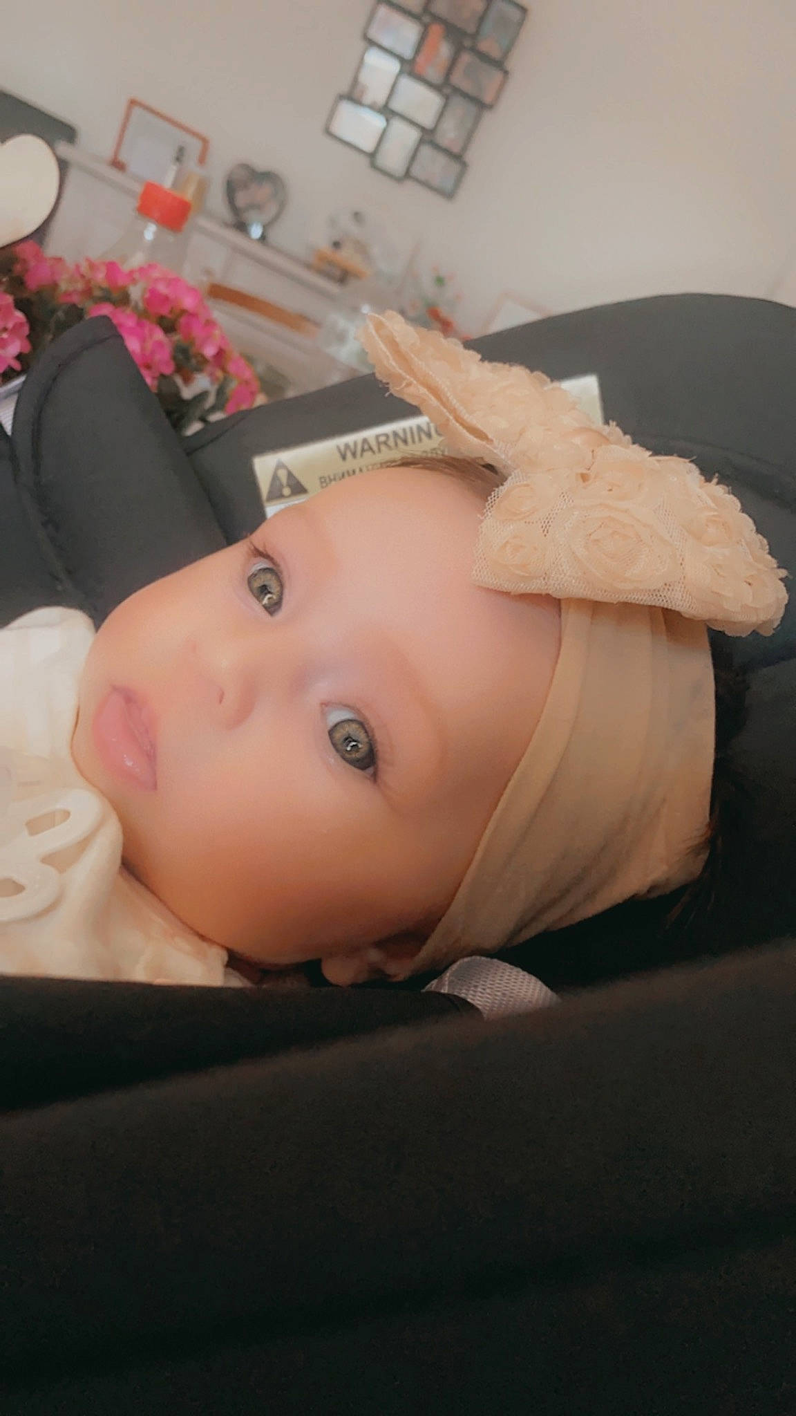 Kélÿa participe au concours pour gagner de l'argent avec cette photo : arm, baby, baby_toddler_clothing, cheek, child, comfort, eye, eyebrow, eyelash, flower, hat, headgear, lip, nose, peach, person, pink, plant, room, skin