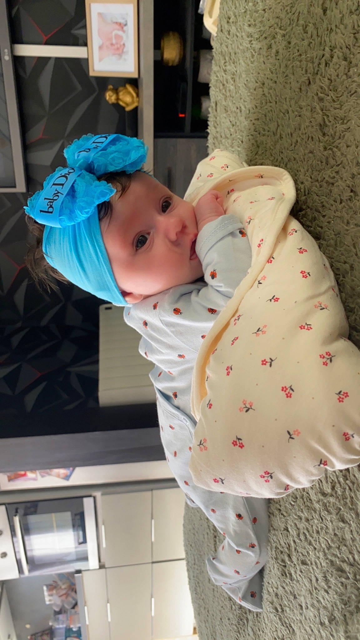 Kélÿa participe au concours pour gagner de l'argent avec cette photo : baby, baby_products, baby_safety, baby_toddler_clothing, cap, child, comfort, hat, headwear, linens, nightwear, pattern, person, pink, sitting, sleeve, toddler