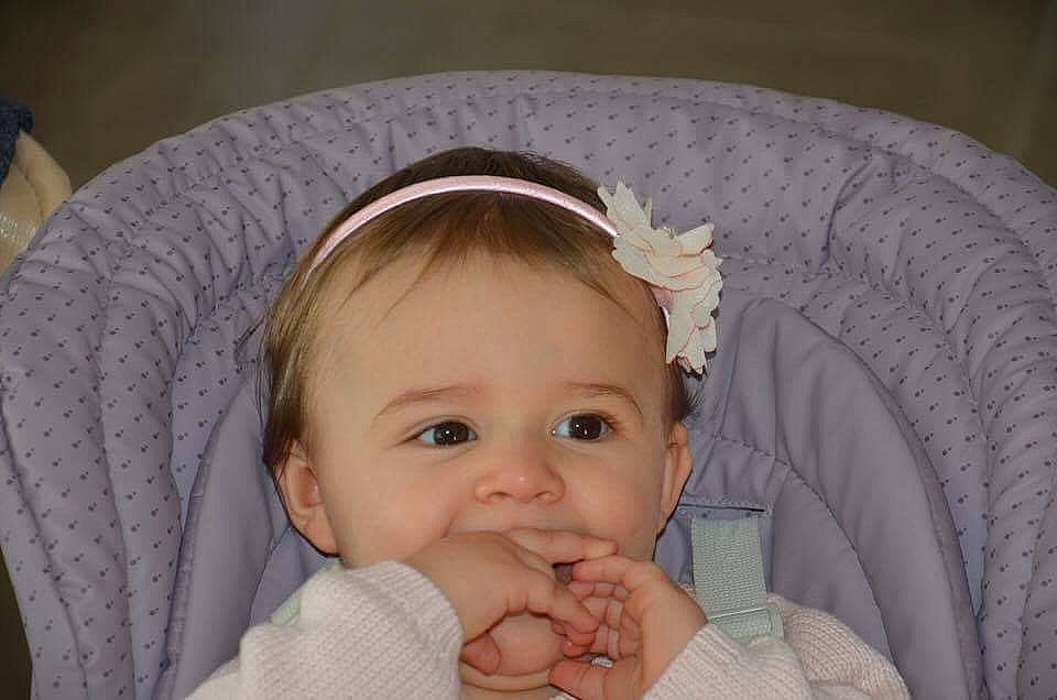 Clémentine participe au concours pour gagner de l'argent avec cette photo : child, eye, facial_expression, human_action, human_body, infant, nose, organ, person, skin, toddler