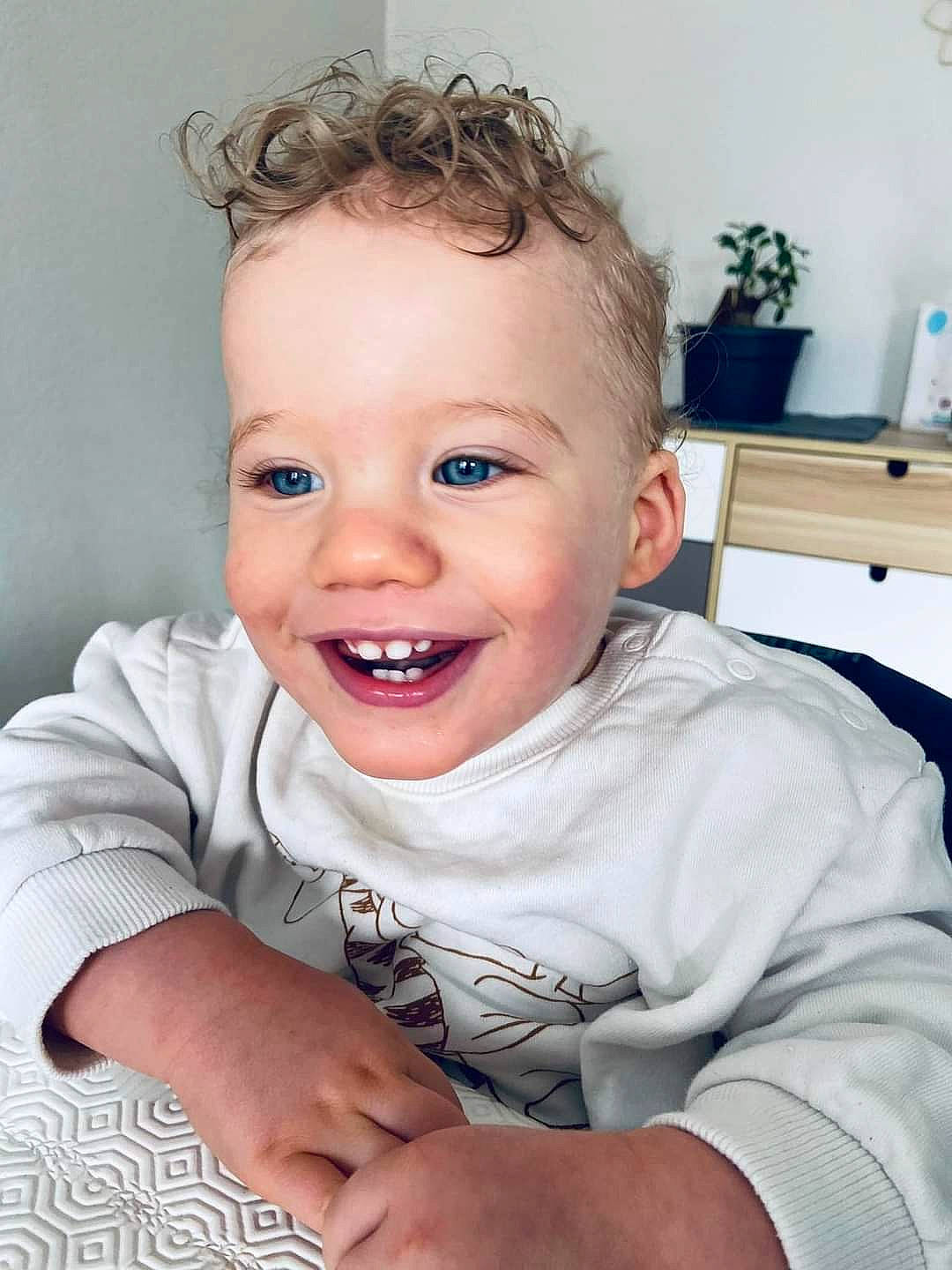 Thylio a rejoint le concours — aidez-le/la à gagner de superbes lots ! arm, baby_toddler_clothing, cheek, chin, comfort, eye, eyelash, finger, flash_photography, gesture, happy, houseplant, iris, joy, lip, mouth, nose, person, plant, sleeve