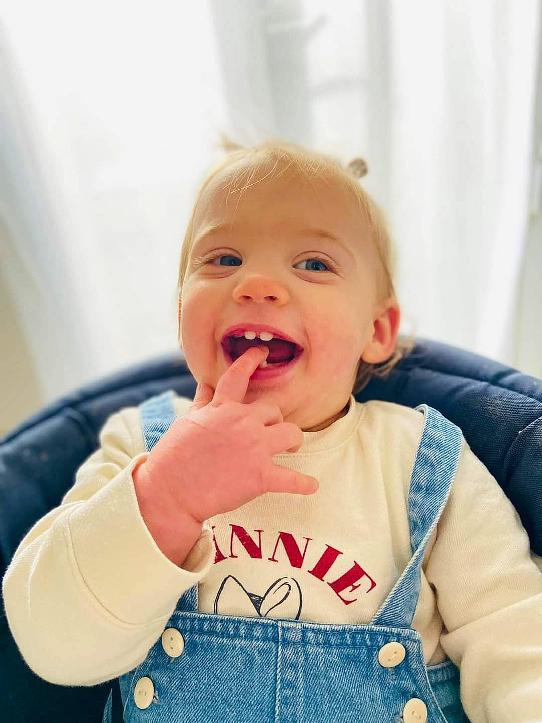 Émy a rejoint le concours — aidez-le/la à gagner de superbes lots ! baby, baby_laughing, baby_toddler_clothing, cheek, child, clothing, face, gesture, happy, head, lip, neck, nose, person, shout, skin, sleeve, smile, t_shirt, thumb