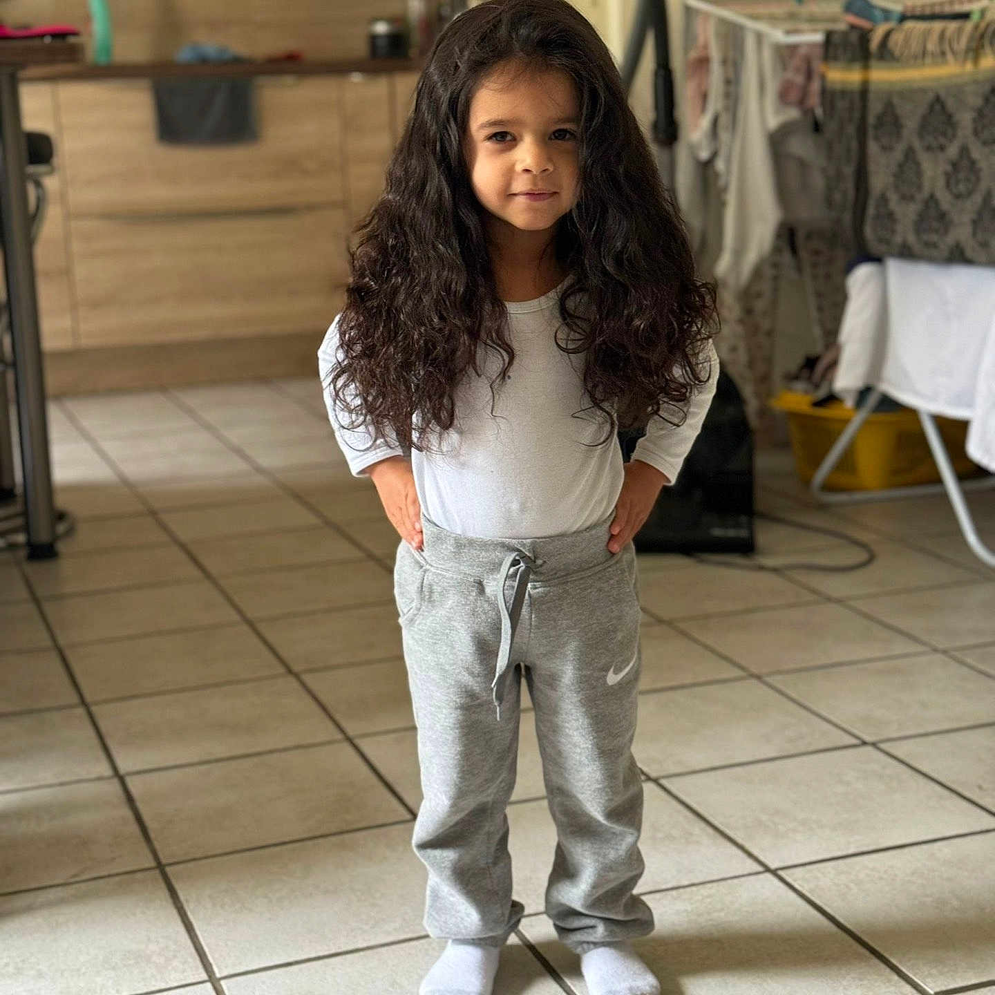 Raquel a rejoint le concours — aidez-le/la à gagner de superbes lots ! blackhair, box, child, clothing, curlyhair, face, female, girl, hair, head, hosiery, jeans, pants, person, sock, standing