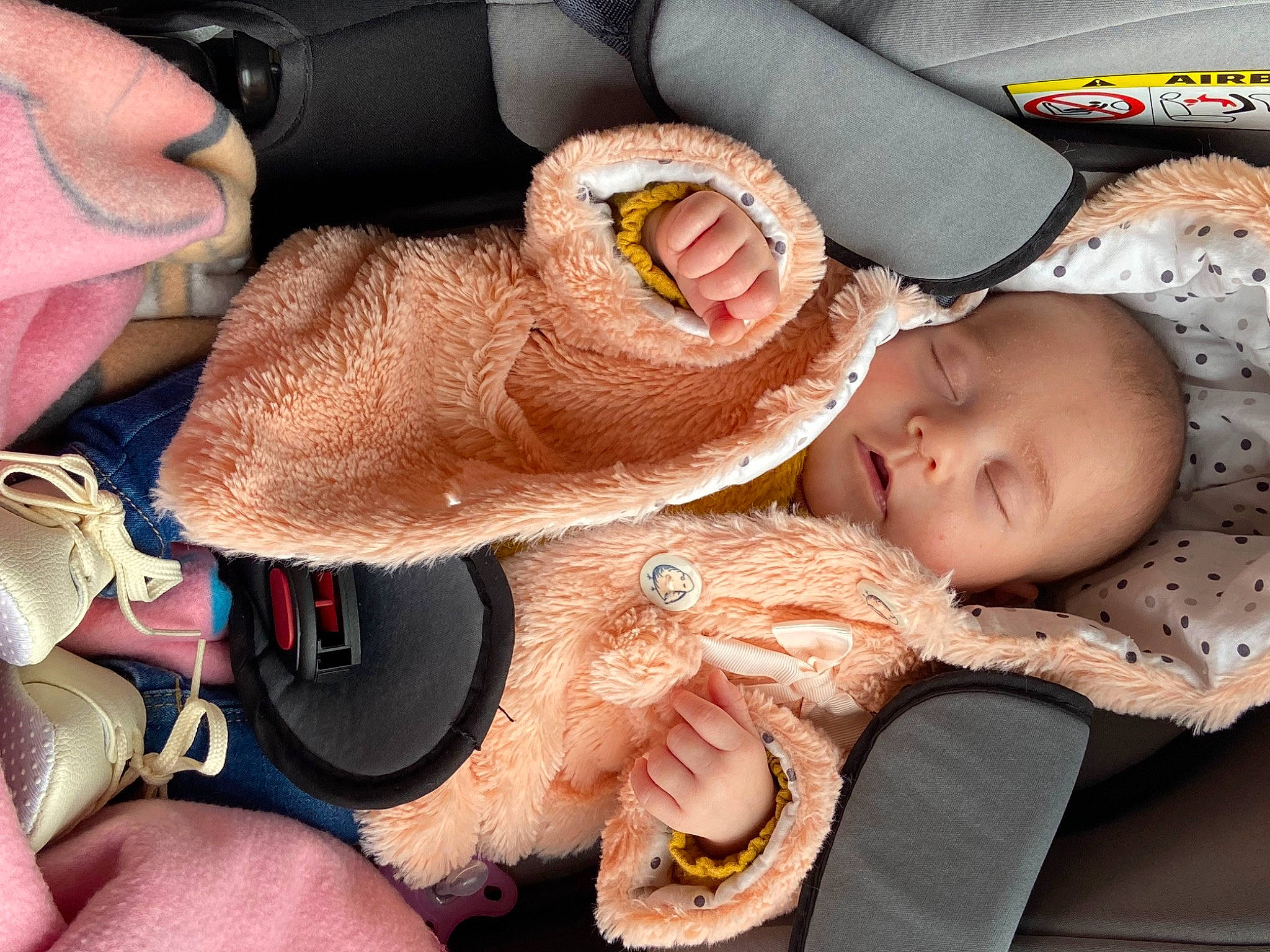 Noëlia participe au concours pour gagner de l'argent avec cette photo : baby, baby_products, baby_toddler_clothing, car_seat, child, comfort, ear, eyelash, fashion_accessory, finger, fish, fun, fur, mouth, nail, person, personal_protective_equipment, sleep, stuffed_toy, sunglasses