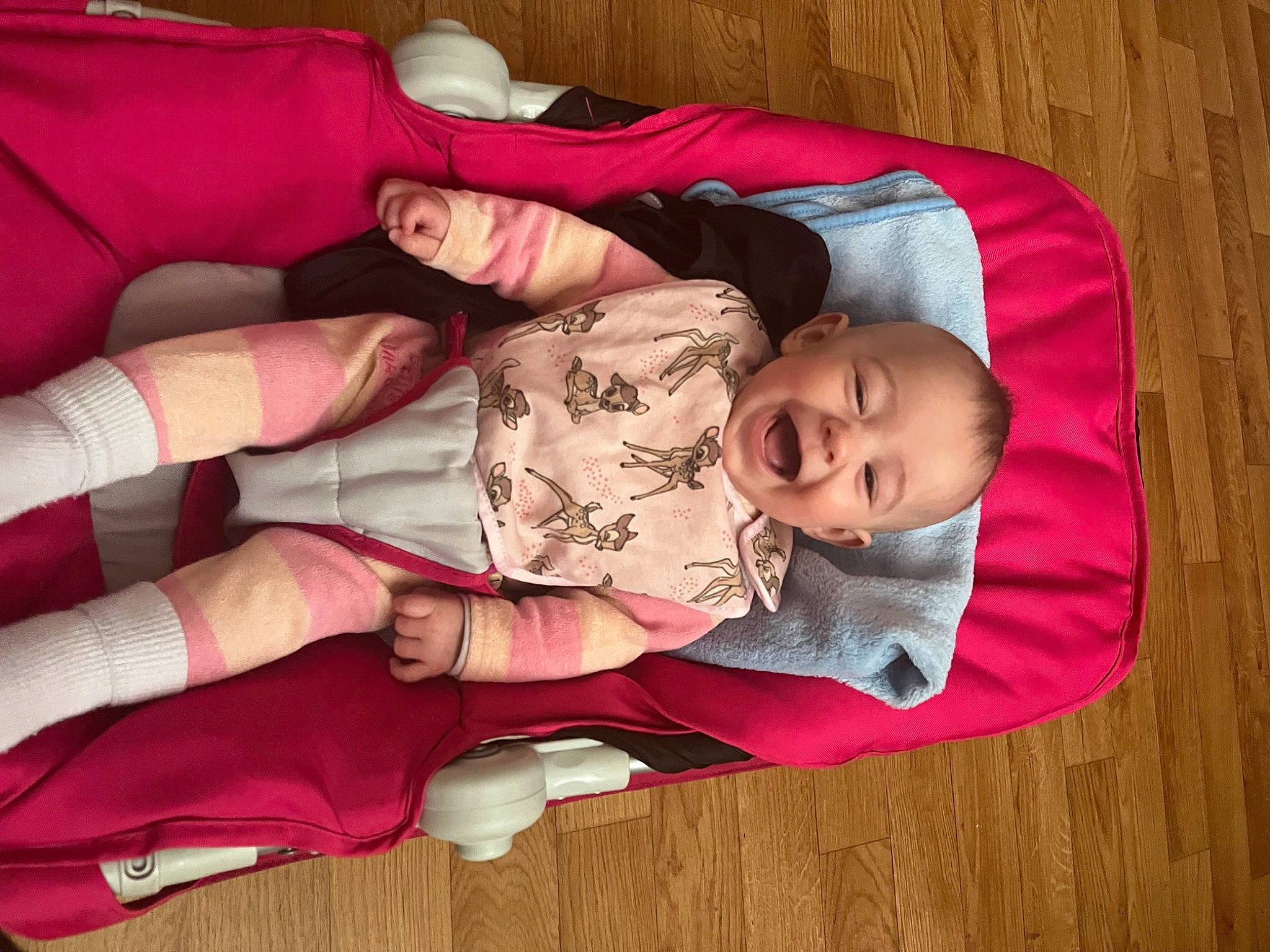 Noëlia participe au concours pour gagner de l'argent avec cette photo : arm, baby, baby_products, baby_toddler_clothing, cheek, child, comfort, finger, hardwood, human_body, mammal, nail, person, pink, skin, sleeve, textile, thigh, thumb, toddler