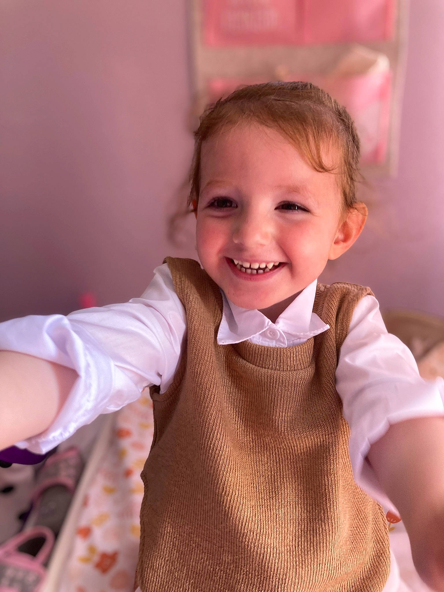 Thaïs participe au concours pour gagner de l'argent avec cette photo : baby_toddler_clothing, cheek, collar, dress, dress_shirt, eye, eyebrow, finger, gesture, happy, iris, joy, lip, neck, person, pink, shoulder, skin, sleeve, smile