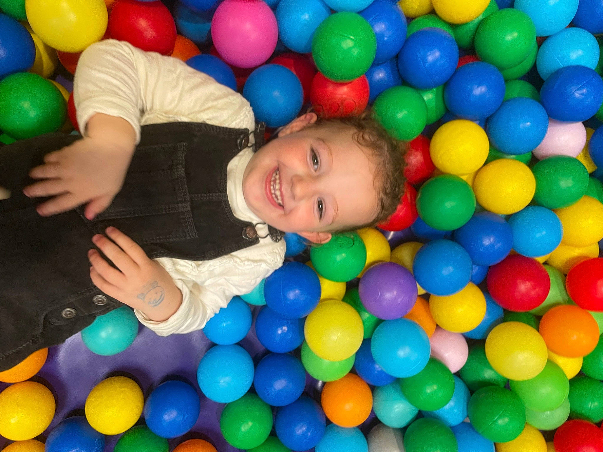 Thaïs participe au concours pour gagner de l'argent avec cette photo : baby, ball, ball_pit, child, electric_blue, event, fun, happy, human_settlement, joy, leisure, mixture, organ, person, photograph, play, playground, recreation, smile, toddler