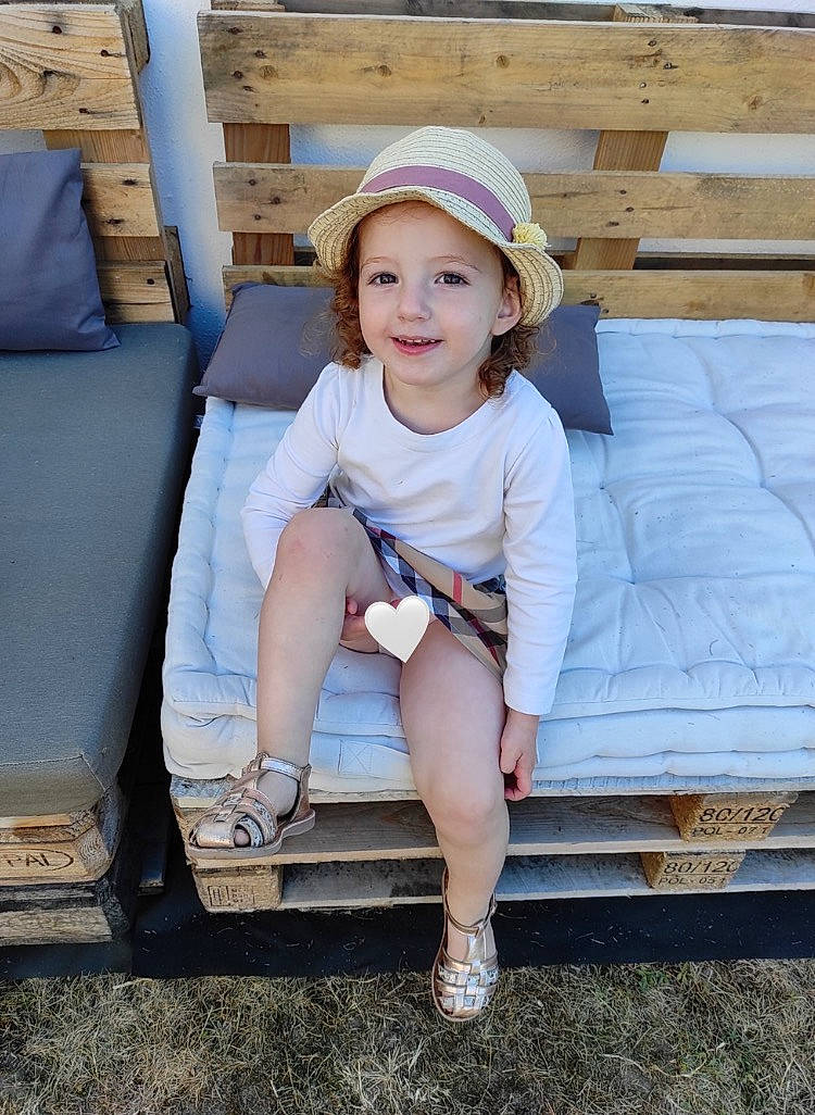 Thaïs a rejoint le concours — aidez-le/la à gagner de superbes lots ! automotive_tire, azure, comfort, eye, face, fashion_design, flash_photography, hairstyle, happy, hat, head, headwear, joy, knee, leg, person, shoe, sleeve, smile, sun_hat