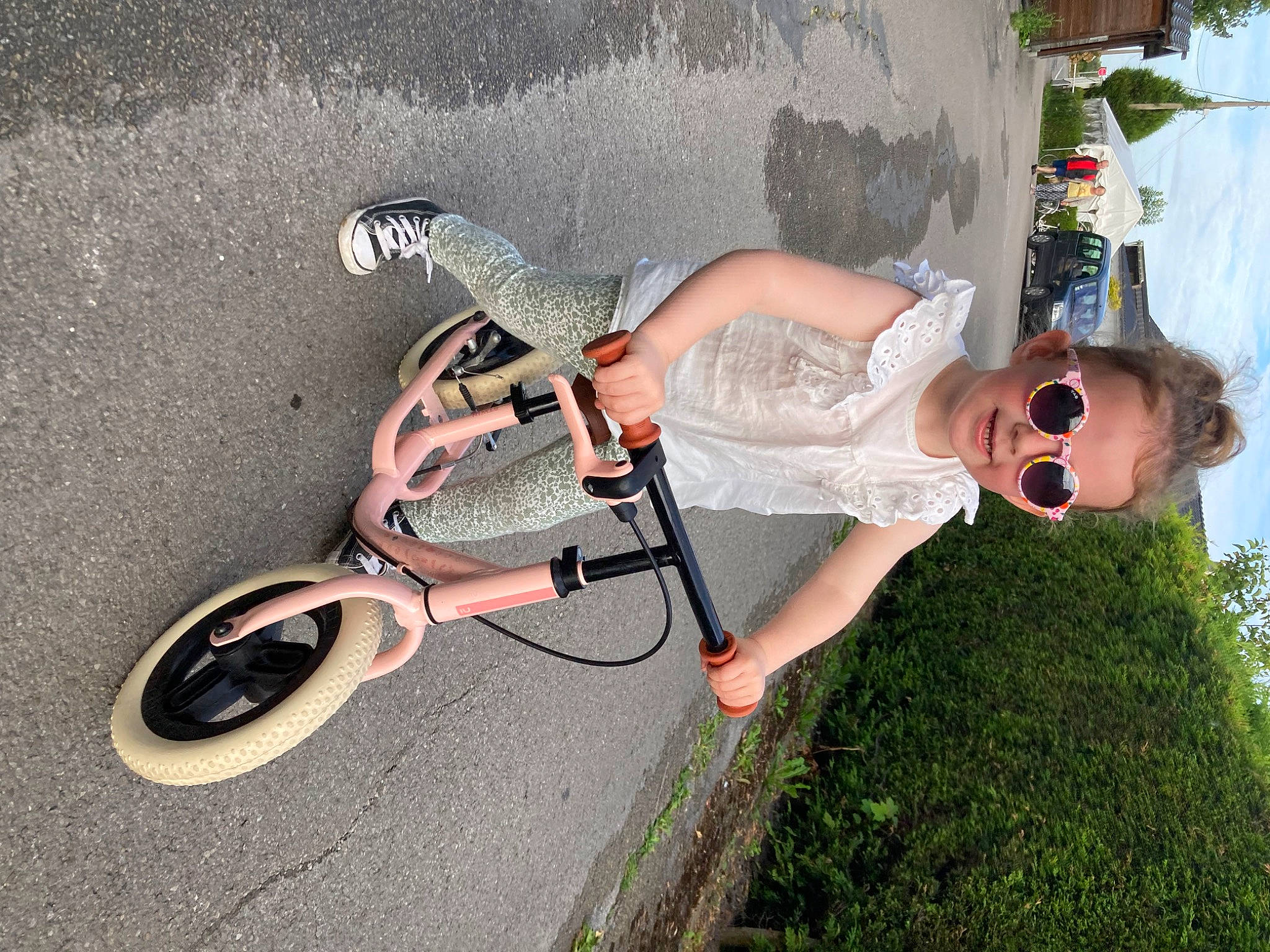 Thaïs participe au concours pour gagner de l'argent avec cette photo : automotive_tire, bicycle, bicycle_accessory, bicycle_fork, bicycle_frame, bicycle_handlebar, bicycle_saddle, bicycle_tire, bicycle_wheel, fun, grass, landscape, leisure, person, plant, recreation, sunglasses, tire, tree, vehicle