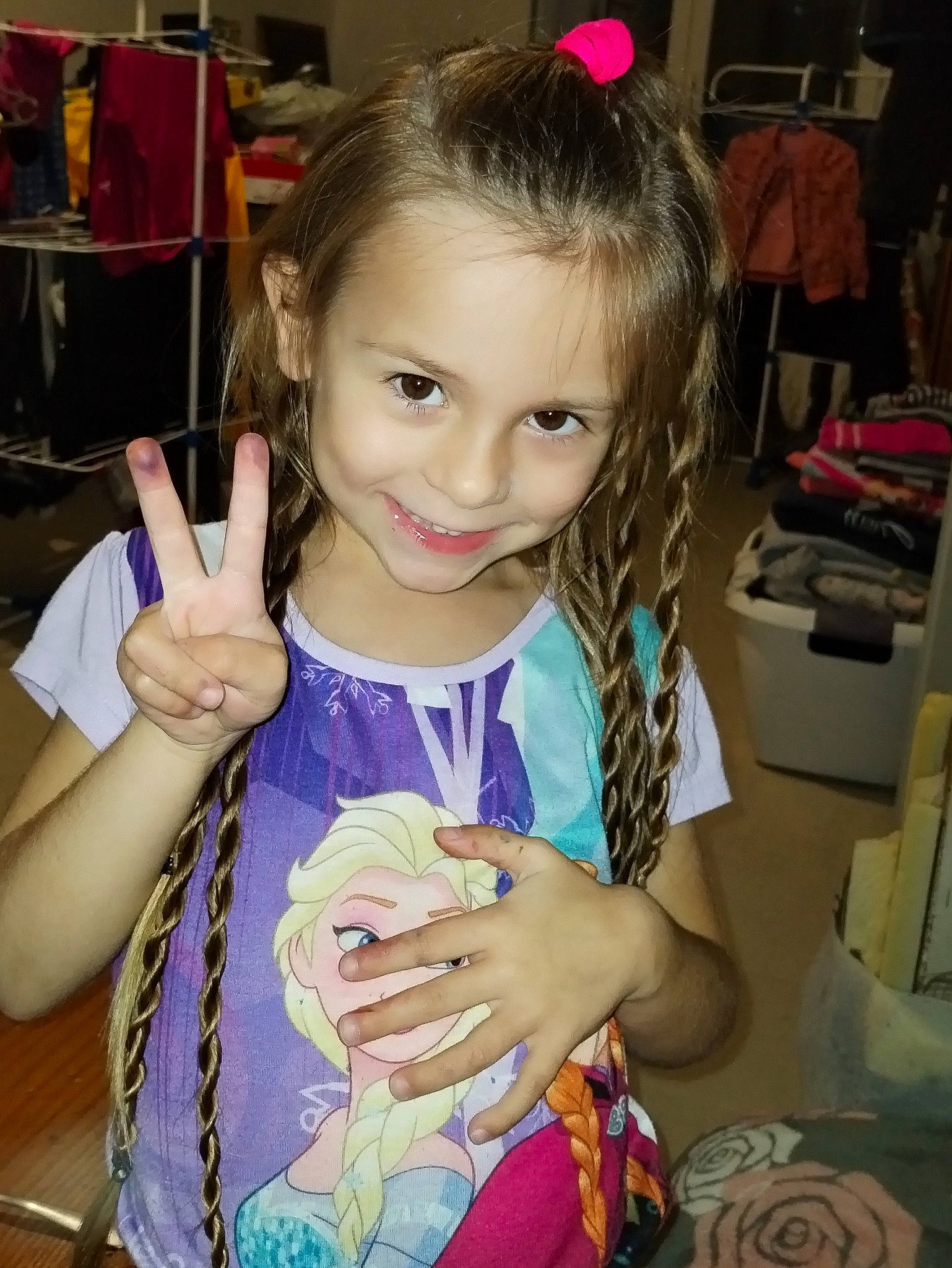 Rose a rejoint le concours — aidez-le/la à gagner de superbes lots ! beauty, cheek, child, ear, eye, eyelash, fun, gesture, hair, hairstyle, happy, head, joy, long_hair, nail, person, product, skin, sleeve, smile