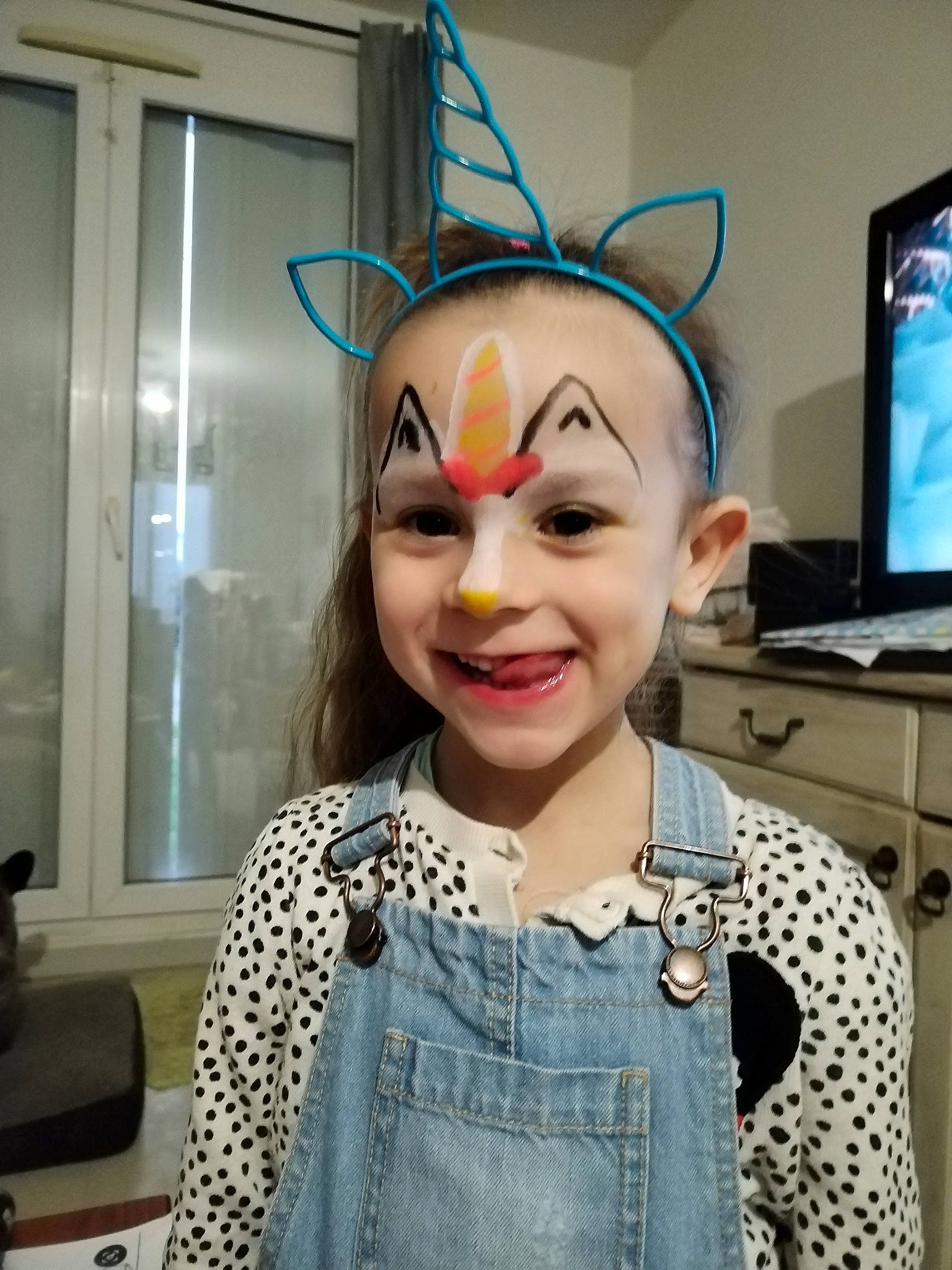 Rose participe au concours pour gagner de l'argent avec cette photo : baby_toddler_clothing, cool, costume, entertainment, event, eye, eyelash, eyewear, fashion_design, fun, fur, happy, head, joy, mask, performing_arts, person, personal_protective_equipment, selfie, sleeve