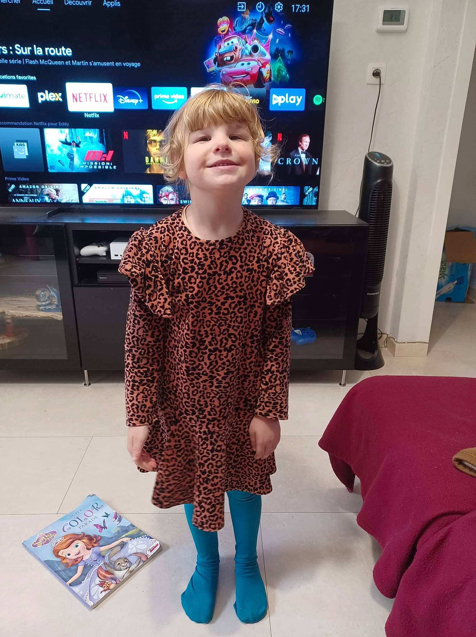 Eleana a rejoint le concours — aidez-le/la à gagner de superbes lots ! child, display_device, electric_blue, event, fashion_design, flooring, fun, gadget, hairstyle, human_body, joint, joy, led_backlit_lcd_display, leisure, person, room, sleeve, smile, standing, television