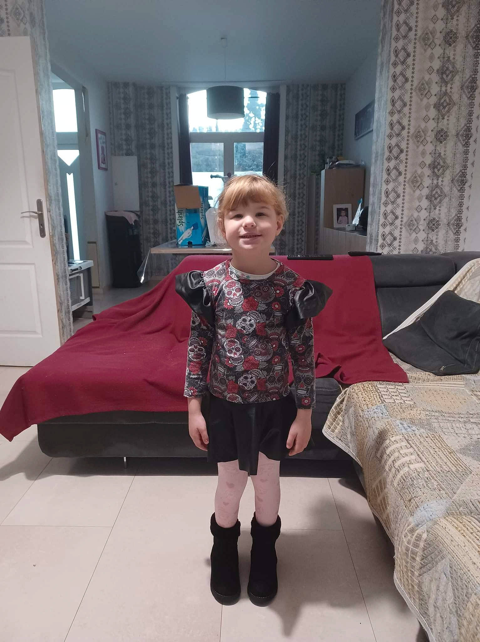 Eleana participe au concours pour gagner de l'argent avec cette photo : boot, carpet, comfort, couch, curtain, door, fashion_design, floor, flooring, human_leg, interior_design, joy, knee, living_room, magenta, pattern, person, room, sleeve, sock