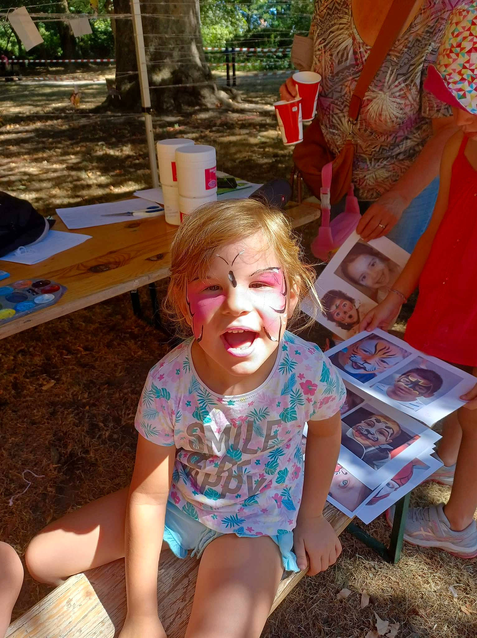 Eleana a rejoint le concours — aidez-le/la à gagner de superbes lots ! adaptation, barefoot, child, event, foot, fun, grass, happy, human_leg, joy, leisure, outdoor_furniture, people, person, recreation, sitting, summer, t_shirt, thigh, toddler