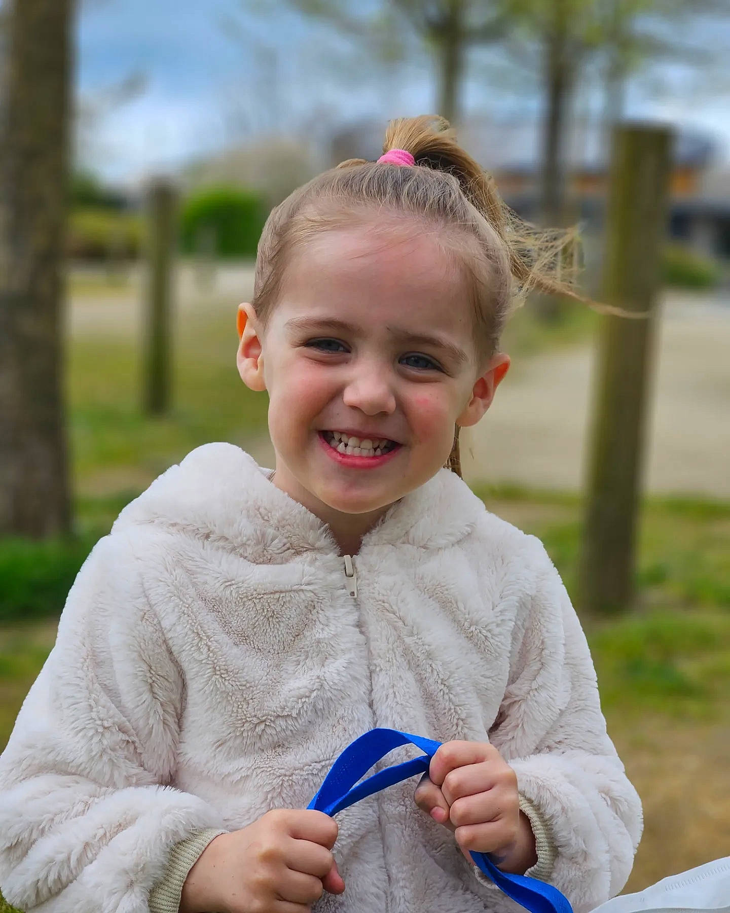 Anaïya a rejoint le concours — aidez-le/la à gagner de superbes lots ! baby_products, blond, child, electric_blue, fun, gesture, grass, happy, jewellery, joy, laugh, leisure, outerwear, people_in_nature, person, portrait_photography, recreation, sitting, skin, smile