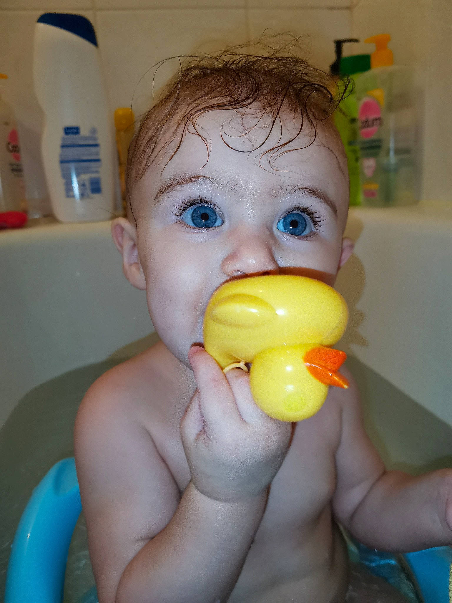 Anaïya a rejoint le concours — aidez-le/la à gagner de superbes lots ! baby, baby_bathing, bathing, child, fun, person, product, rubber_ducky, skin, smile, toddler, toy