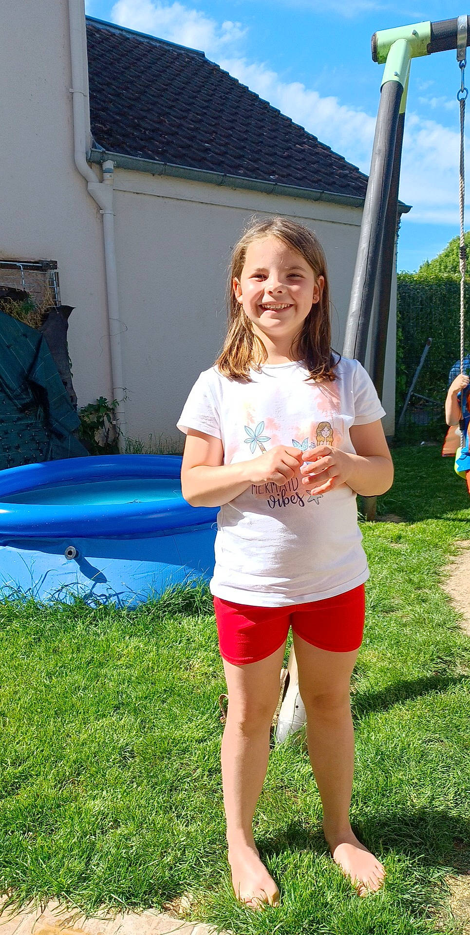 Noémy a rejoint le concours — aidez-le/la à gagner de superbes lots ! blond, blue, child, fun, grass, happy, human_leg, joy, leisure, person, pink, plant, recreation, shorts, sky, smile, summer, t_shirt, thigh, tree