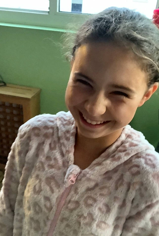 Melyna participe au concours pour gagner de l'argent avec cette photo : black_hair, cheek, chin, ear, eyebrow, eyelash, face, forehead, happy, human_body, jaw, joy, lip, mouth, neck, nose, person, shoulder, skin, sleeve