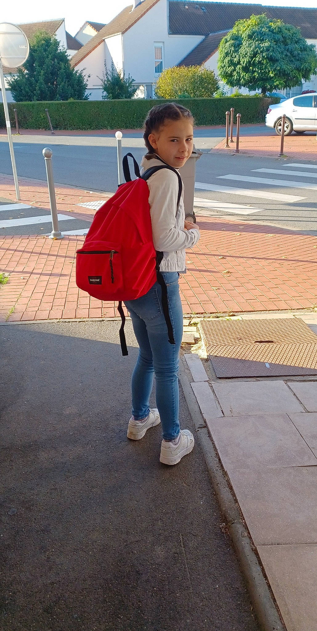 Melyna participe au concours pour gagner de l'argent avec cette photo : asphalt, bag, car, city, denim, electric_blue, fun, handbag, leg, leisure, luggage_and_bags, person, recreation, road_surface, sidewalk, tire, toddler, travel, tree, waist