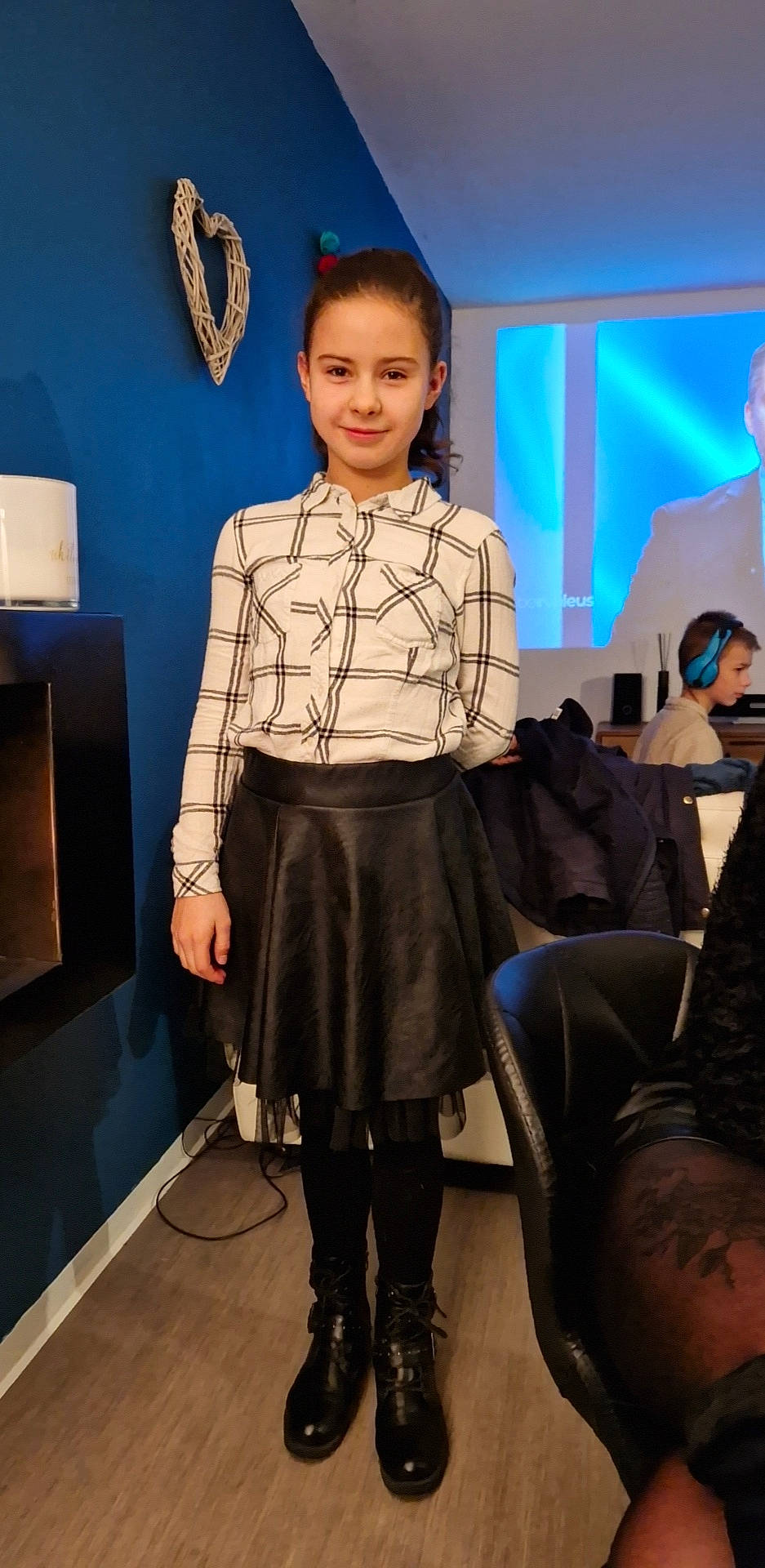 Melyna a rejoint le concours — aidez-le/la à gagner de superbes lots ! belt, boot, electric_blue, event, eyewear, fashion, fashion_accessory, fashion_design, formal_wear, fur, jewellery, joy, knee, pattern, person, plaid, sleeve, smile, tartan, thigh