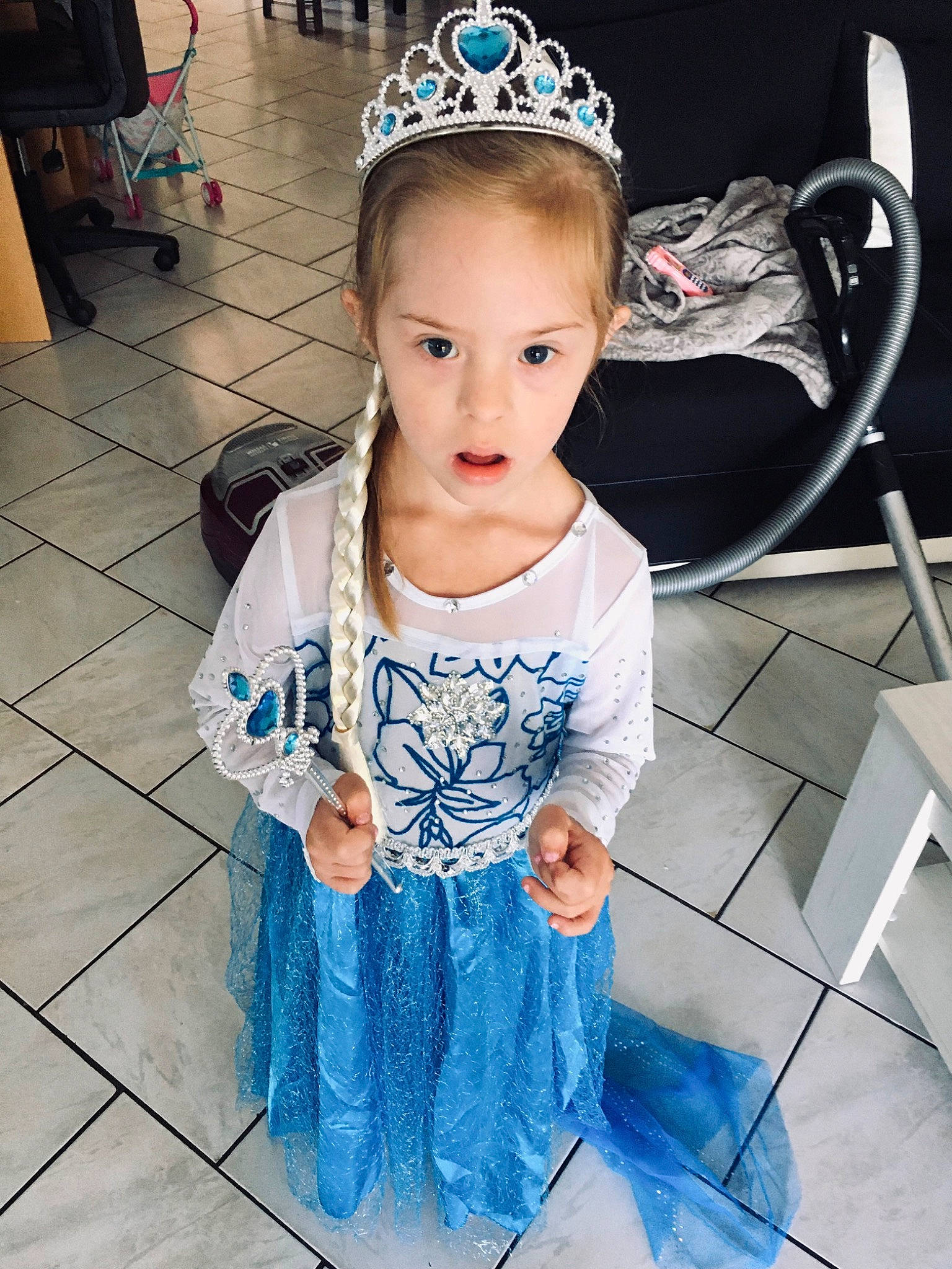 Shayna participe au concours pour gagner de l'argent avec cette photo : baby_toddler_clothing, chair, child, cool, electric_blue, event, face, fashion_design, flooring, fun, hair, hairstyle, happy, head, headband, headpiece, jewellery, person, sleeve, t_shirt