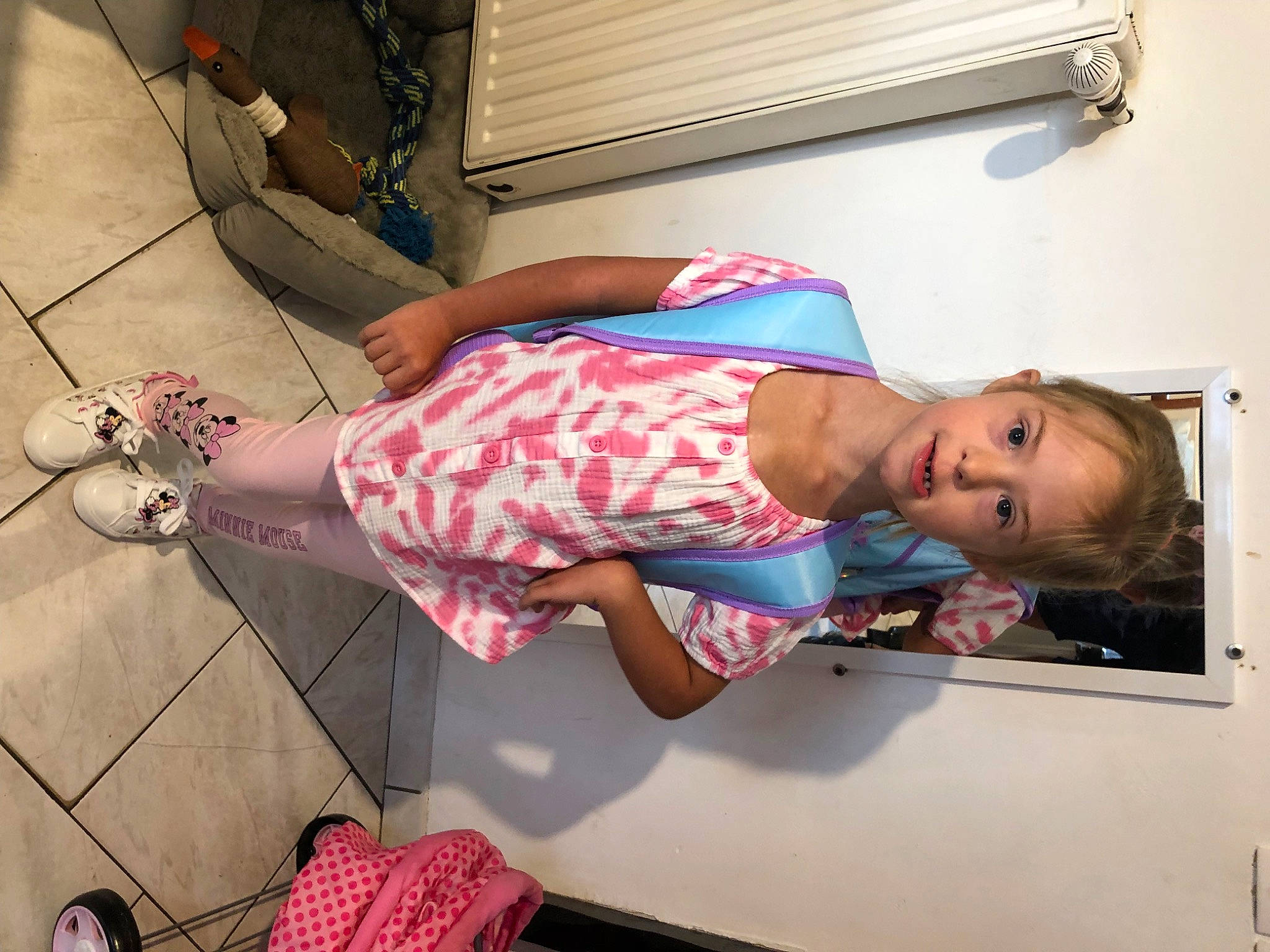 Shayna participe au concours pour gagner de l'argent avec cette photo : baby, baby_products, child, comfort, elbow, flooring, foot, fun, human_leg, knee, magenta, pattern, person, pink, room, sandal, thigh, toddler