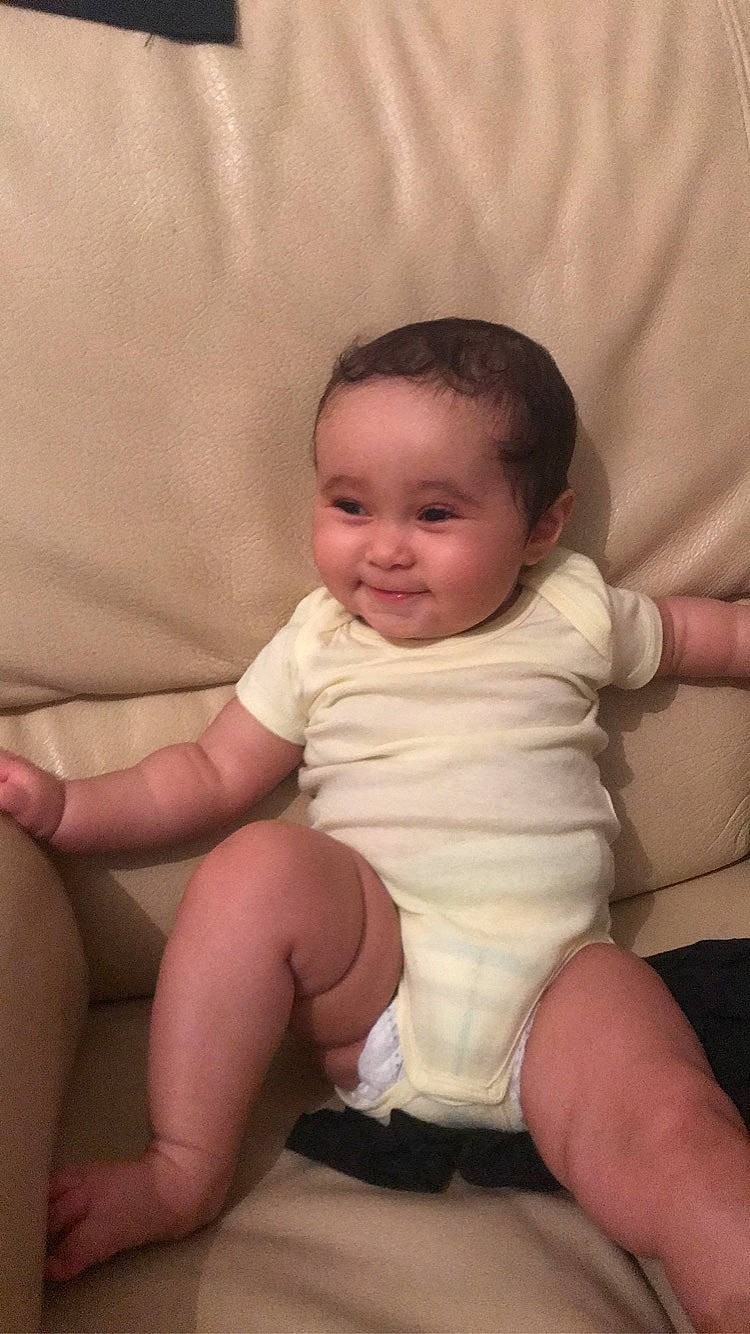 Inayah participe au concours pour gagner de l'argent avec cette photo : abdomen, arm, baby, cheek, child, finger, hand, joy, leg, mouth, person, sitting, skin, thigh, thumb, toddler