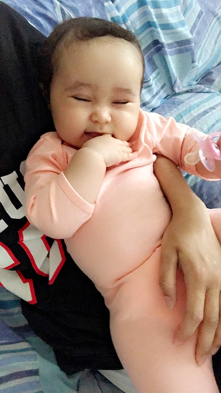 Inayah participe au concours pour gagner de l'argent avec cette photo : baby, cheek, child, finger, hand, leg, mouth, nail, person, skin, thumb, toddler