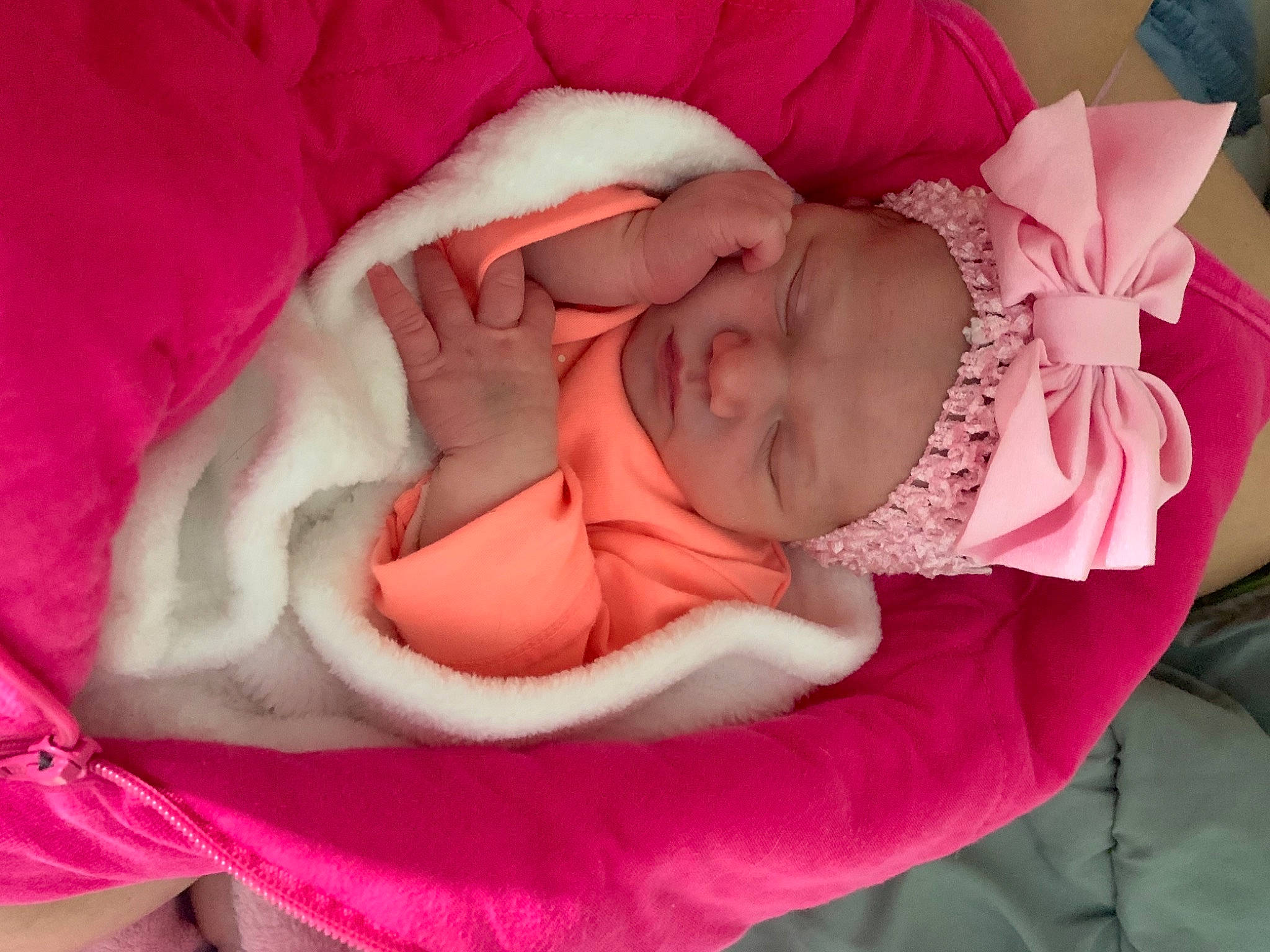 Thaïs participe au concours pour gagner de l'argent avec cette photo : baby, baby_sleeping, birth, child, childbirth, flower, hand, headwear, mouth, nap, person, pink, sleep, toddler