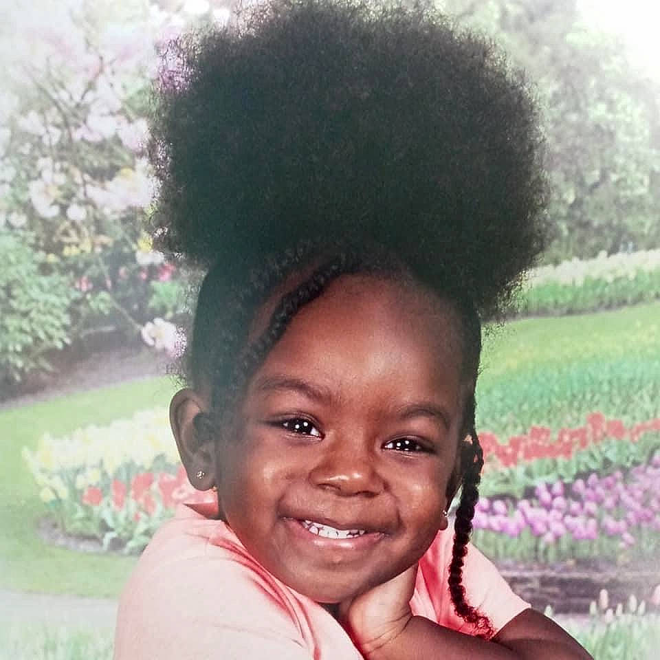 Azealia is registered to the contest to win money with this photo: afro, black_hair, eye, eyebrow, face, fashion_accessory, flower, forehead, grass, happy, hat, head, joy, leisure, lip, morning, nose, person, plant, selfie