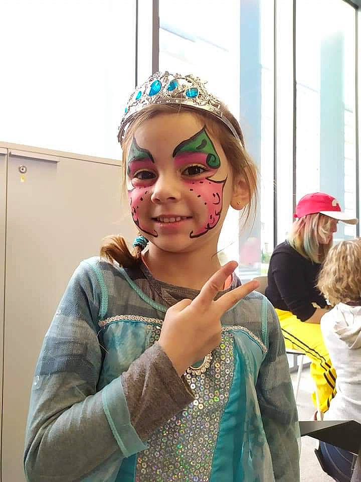 Sherazade a rejoint le concours — aidez-le/la à gagner de superbes lots ! child, fashion_accessory, fun, gesture, head, headgear, person, smile, vacation