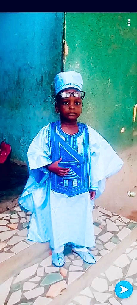 Alpha a rejoint le concours — aidez-le/la à gagner de superbes lots ! blue, child, costume, electric_blue, event, eye, eyewear, fun, jewellery, necklace, person, sleeve, street_fashion, temple, tradition, uniform, white