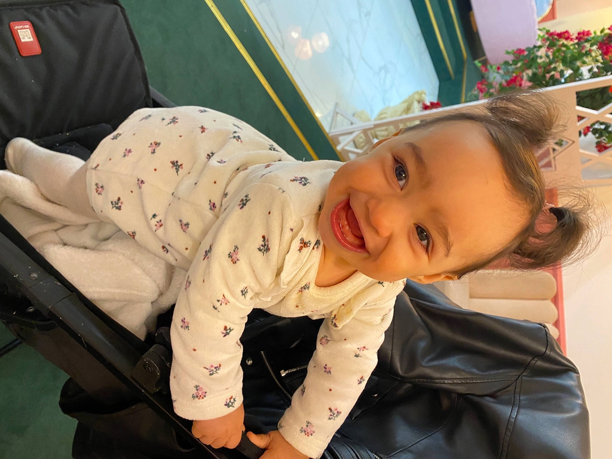 Assiya a rejoint le concours — aidez-le/la à gagner de superbes lots ! baby, baby_products, baby_toddler_clothing, child, comfort, fun, grass, happy, lap, laugh, leisure, outdoor_play_equipment, person, plant, play, recreation, sitting, smile, toddler, tree